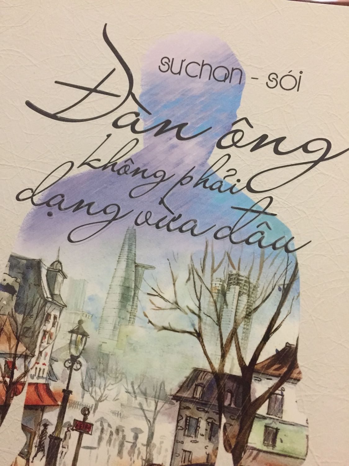 Cuốn sách như là tập hợp những bài viết ngắn của tác giả, viết cho đàn ông nghe, phụ nữ chỉ đọc hợp 1 số bài. Nhiều bài viết đáng suy ngẫm. Cánh đàn ông nên đọc. 
Chữ in hơi bé, to hơn 1 chút thì hợp lý hơn.
Mình hơi bất ngờ khi quyển này có chữ kí tác giả và to đến mức chiếm trọn khuôn giấy luôn.
Cuốn sách mỏng, chỉ 135 trang nhưng bàn về nhiều vấn đề, nhâm nhi đọc lúc rảnh rỗi cũng là 1 ý hay. Chữ bé nên đọc lâu thấy nhức mắt.