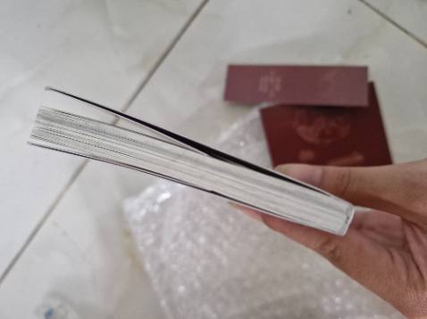 Đóng gói sơ sài , gáy sách thì bị dơ nữa!!!