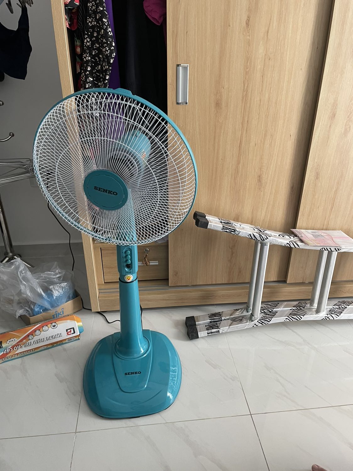 Quạt mạnh, dễ lắp ráp, chỉ cần làm theo hướng dẫn là được. Giao hàng nhanh, giá cả hợp lý.