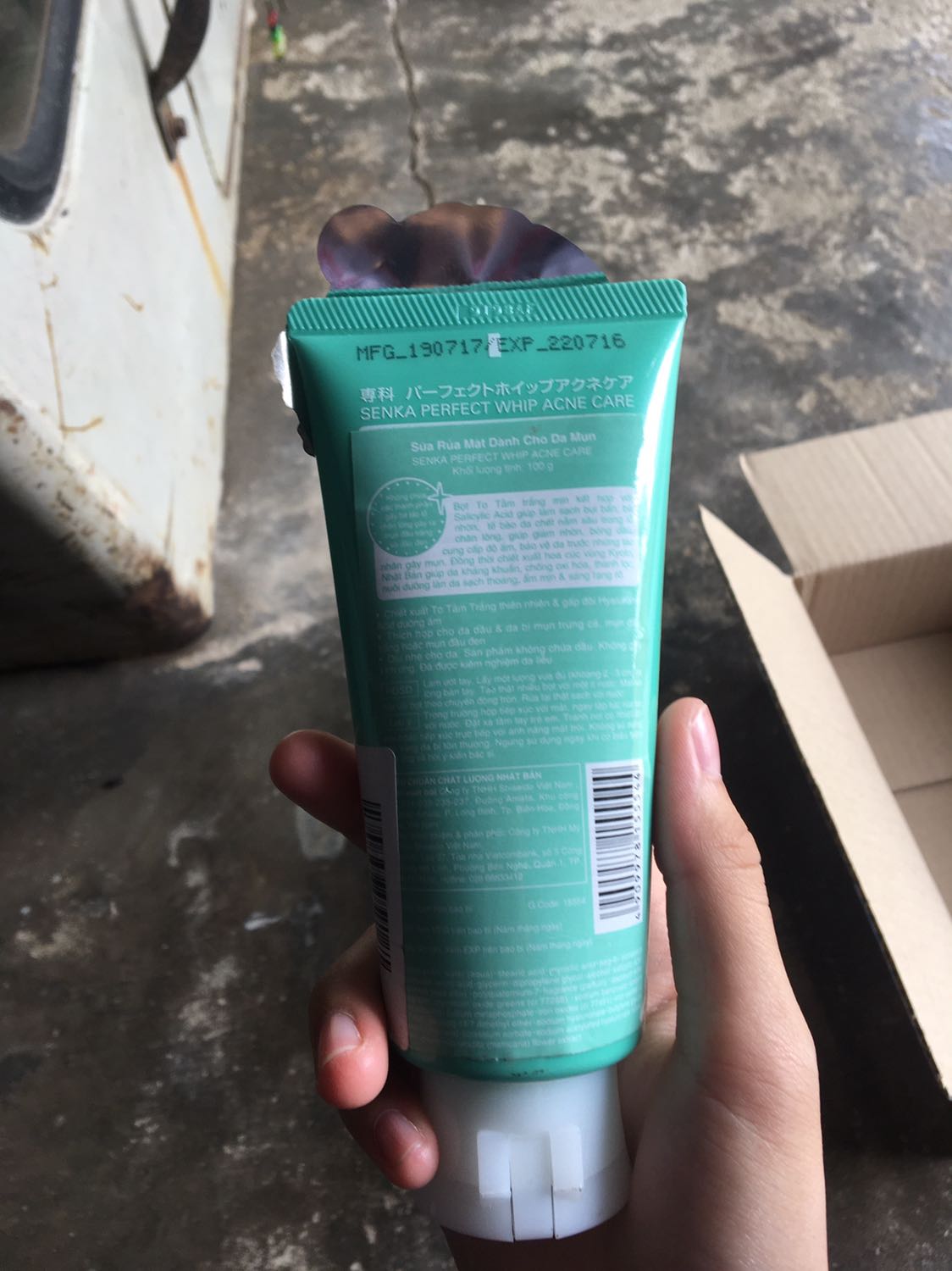 Ấn tượng đầu tiên là chai sửa rửa mặt cực kì bẩn, đóng một lớp bụi ở bên ngoài, rất rất dơ, tiếp theo là thân chai bị dính mực và các vết bẩn như sản phẩm lỗi đã từng được đổi trả vậy. Những bạn nào da nhạy cảm và bị mụn thì không nên dùng vì sẽ bị khô căng da, thậm chí là nổi nhiều mụn hơn nữa vì bị kích ứng ạ. Mình đã dùng nhiều loại của Senka và da mình là da dầu, da nhạy cảm, da mụn nên cực kì không hợp, các bạn cân nhắc trước khi mua.