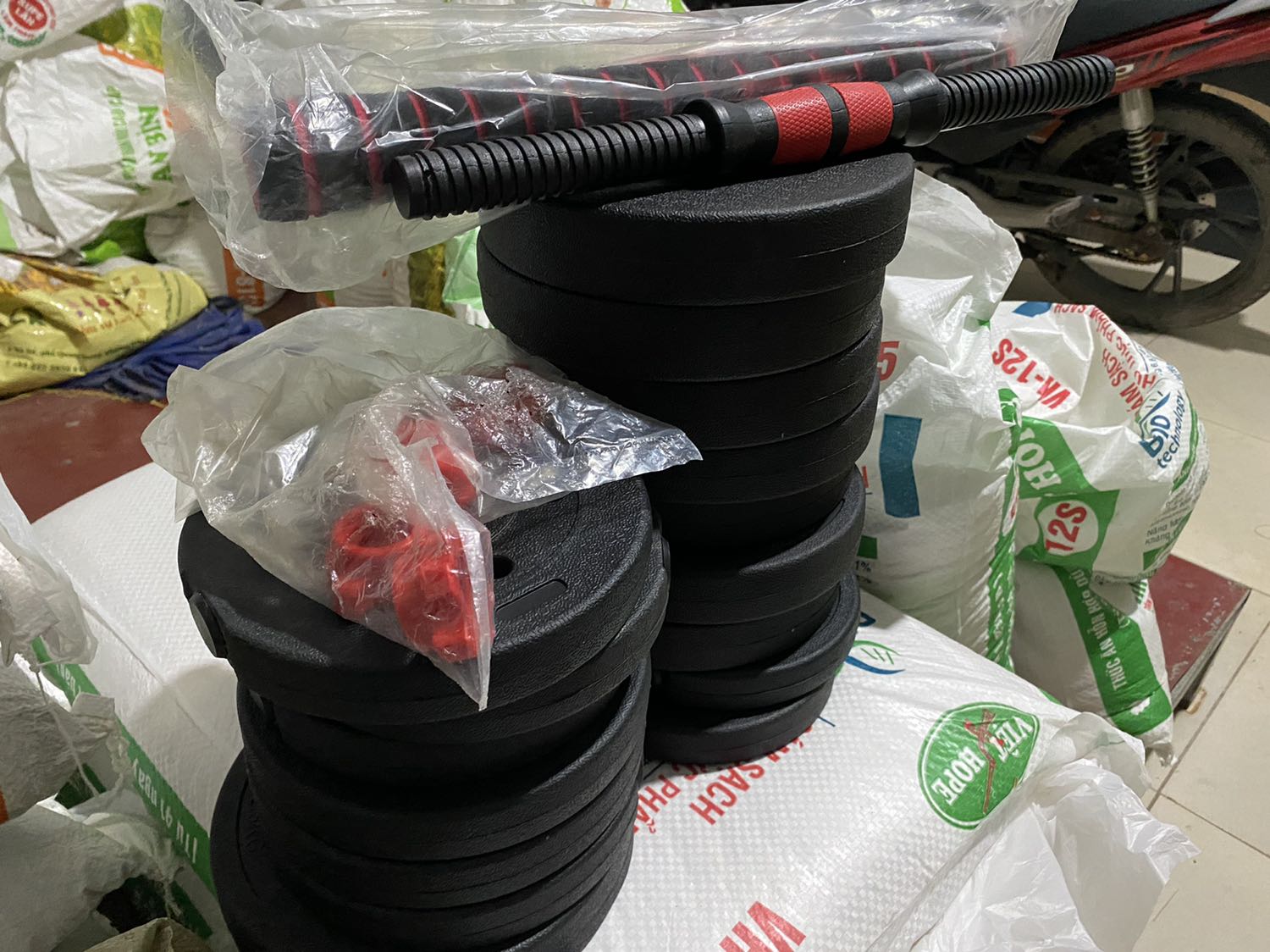 Bộ tạ nhìn khá ổn cho người mới tập như mình,Tiki giao hàng khá nhanh,shop đóng hàng cũng cẩn thận. Rẻ với giá canh sale 297k cho bộ 30kg. Bộ tạ nhìn khá ổn cho người mới tập như mình,Tiki giao hàng khá nhanh,shop đóng hàng cũng cẩn thận. Rẻ với giá canh sale 297k cho bộ 30kg.