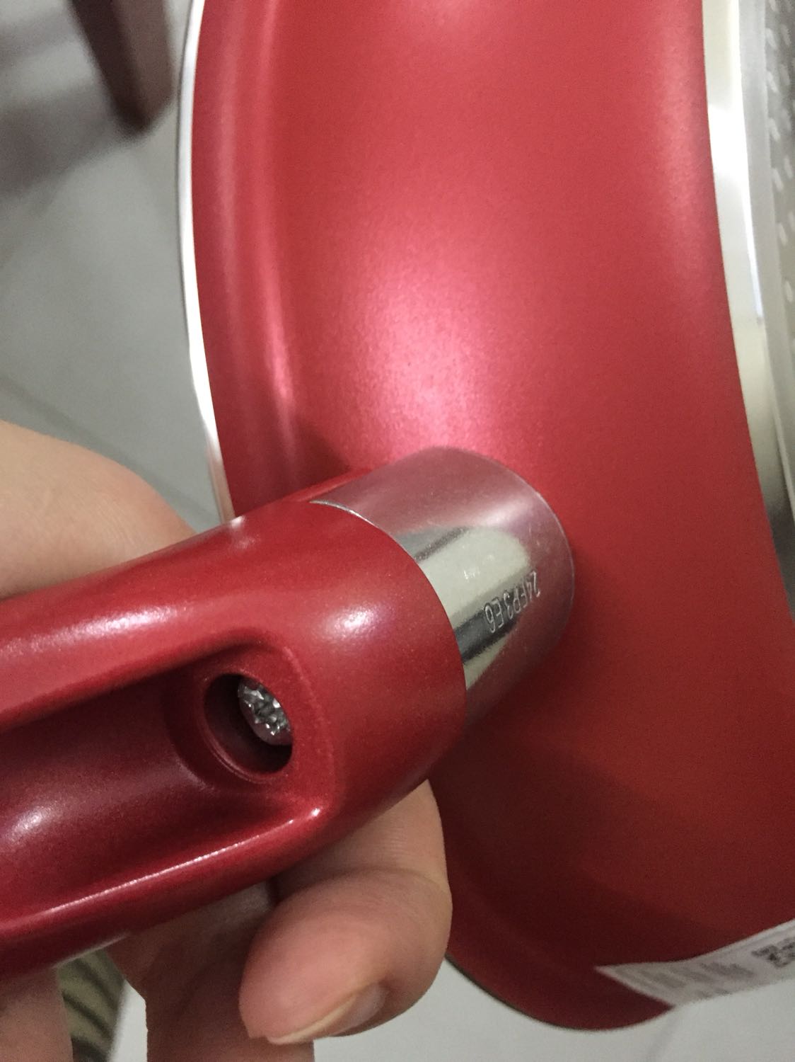 Chảo cầm chắc tay, bám tốt trên mặt kính bếp. Chiên ít dầu là Ok k cần đổ nhiều dầu quá. Giao hàng nhanh, k móp méo gì.