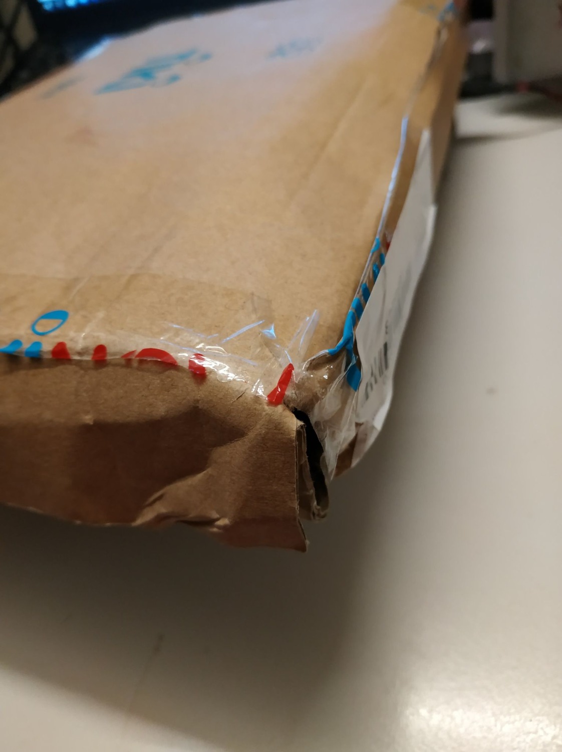 Mình không nhận xét về nội dung cuốn sách. Mình nghĩ tiki nên xem lại khâu đóng gói - vận chuyển. Mình đặt mua cuốn sách này với cuốn leonardo da vinci, mà tiki giao cái hộp bị móp méo (như hình), bề dày hộp quá nhỏ so với tổng bề dày 2 cuốn, làm nó bị phòng lên, cuốn sách này trong đó bị cong vênh. Hên là cuốn leonardo da vinci bìa cứng nên không sao.