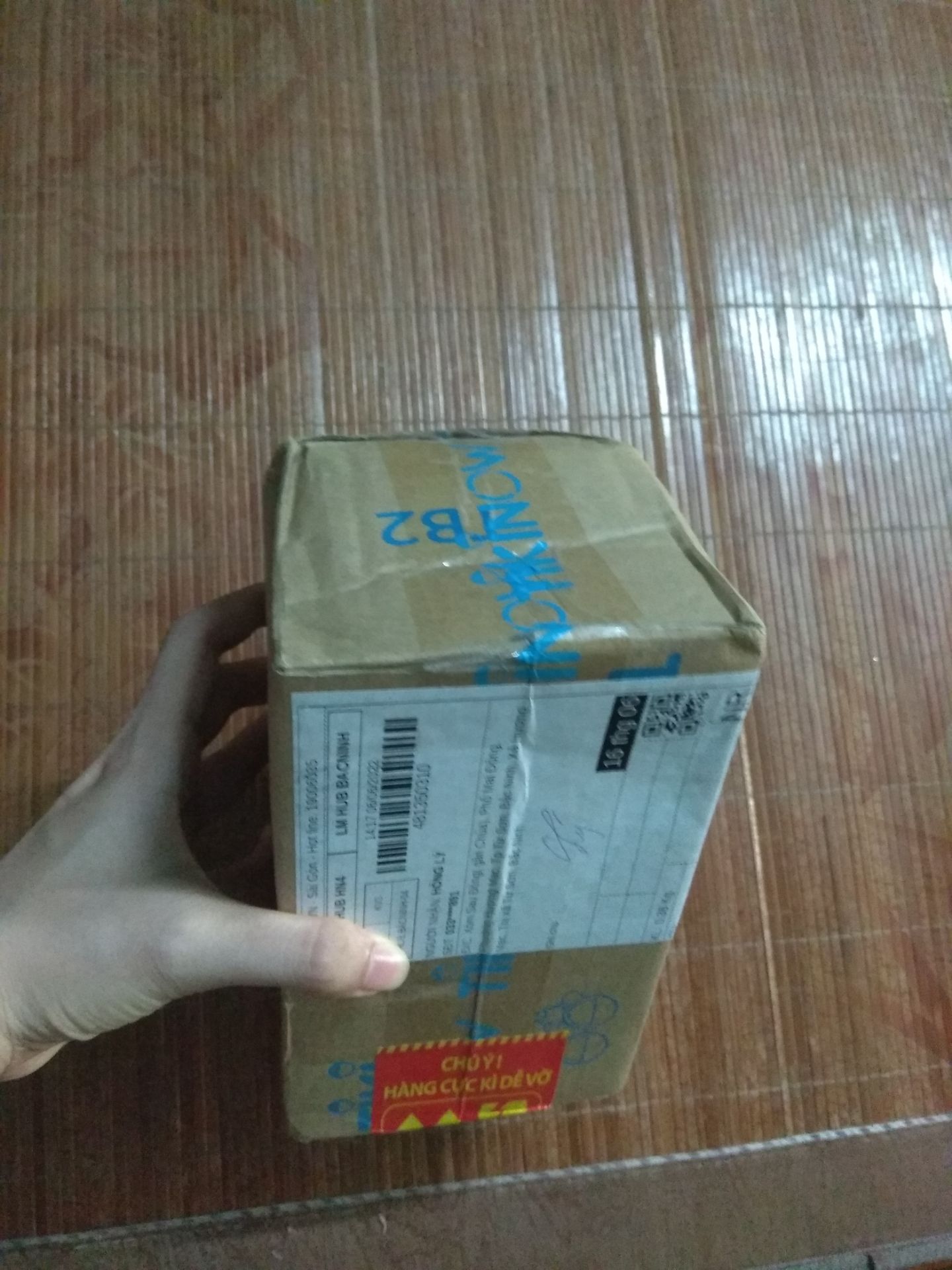 hàng đúng hình, mùi thơm nhẹ, chất lượng tốt, không dính hay bí da, còn được tặng nước tẩy trang nhưng gần hết hạn rồi, giao hàng nhanh, đóng gói kĩ