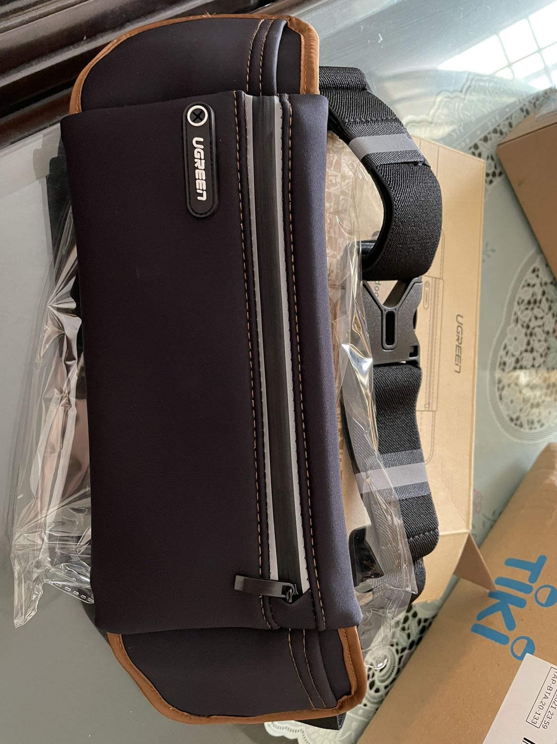 sản phẩm đóng gói cẩn thận, mẫu mã như đã  hình, chất liệu sản phẩm rất ok. Khả năng chống nước chắc là ổn khi vận động nhưng không rõ chạy dưới trời mưa thì như thế nào cơ mà cũng rất hiếm chạy trong điều kiện như vậy nên đánh giá chung là tốt, đáng mua.