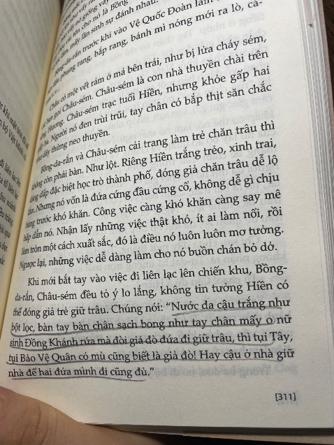 mình lười viết phản hồi nhưng tại thích 2 quyển này quá nên nhắn lên đây cho mng yên tâm mua, theo cảm nhận của mình thì sách siêu hay và cảm động, đúng kiểu là người Việt nào cũng nên đọc, vì là nvat chính là các cậu bé 13,14t nên mng đừng sợ sách về ctranh là khô khan nha, có những đoạn cũng rất nhí nhảnh vui nhộn đấy ạ, đáng đọc nha mng