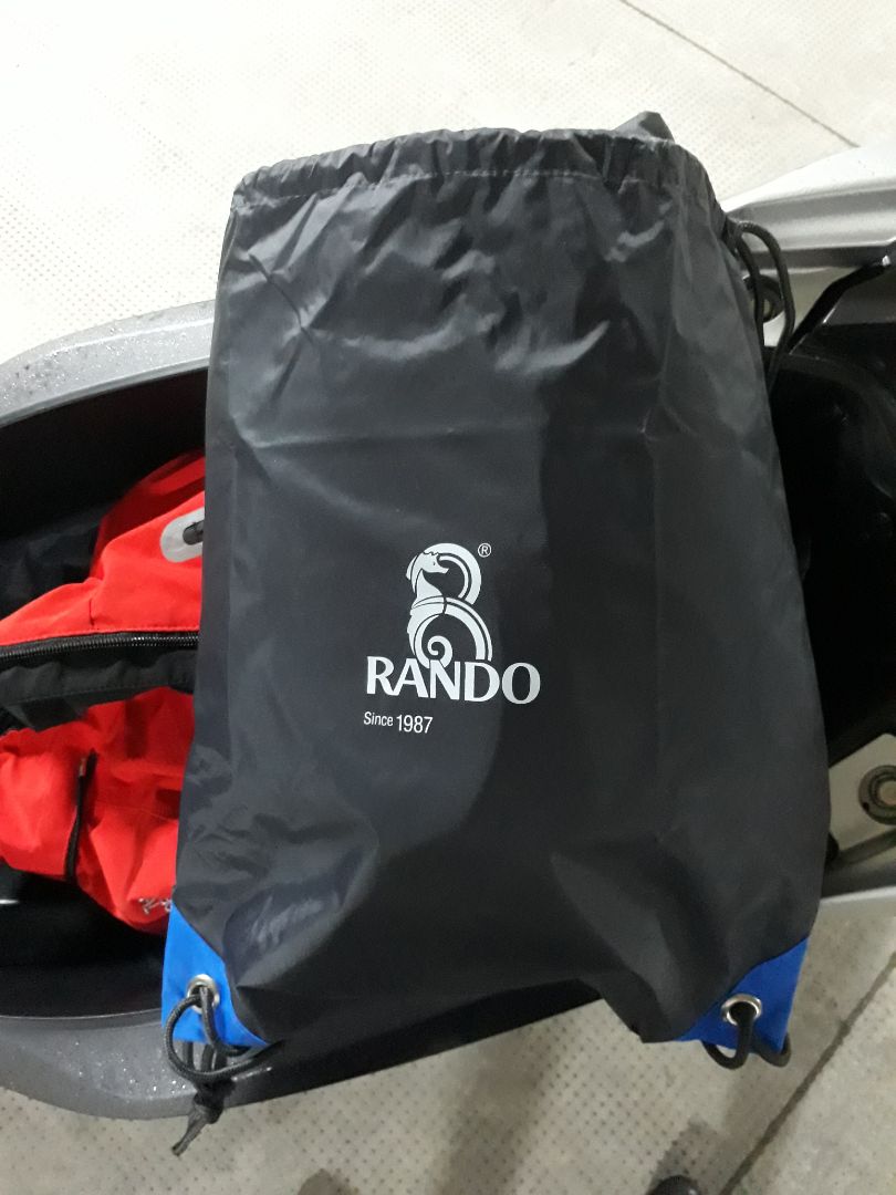 size L của mã 38 này mùa hè thì mặc được chứ mùa đông mặc áo khoác là ko vừa đâu nhé. chật lắm. Mình 64kg cao 1m65 thấy chật. mà mã 38 này mỏng manh hơn mã 32 kia. mà tiền lại đắt hơn.