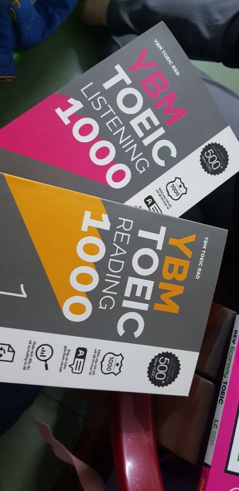 Giao đủ hàng 4 cuốn, giấy với bìa còn nguyên không móp. Oke 10 đỉm. Anh giao hàng gất nice.  Tẹc dời ông mặt giời