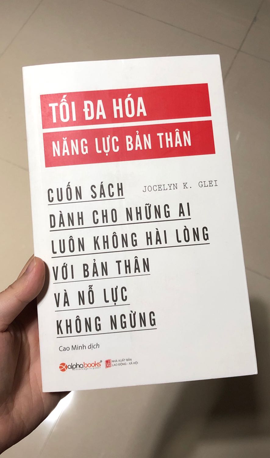 Sách có nhiều chia sẻ thẳng thắn và chiêm nghiệm đúc rút từ thực tế trong công việc và cuộc sống. Mỗi phần khá ngắn, nhưng viết thẳng vào trọng tâm nên có cảm giác súc tích. Mỗi ngày đọc một chút để nhắc nhở bản thân cố hơn 1 chút để gắng chạm tới cái tối ưu (một điều ko bao giờ đạt đến đc, nhưng quá trình vươn tới nó thì đáng giá). Trình bày sách tốt, có trang có màu để không bị nhàm chán và ghi nhớ thông tin tốt hơn. Fahasa giao sách bọc trong bọc ngoài tuy khá hại môi trường nhưng lại bảo vệ sách rất tốt. Mình nghĩ là bạn nào tìm đc cách tái chế hộp giấy và lớp xốp nỉ bên trong thì tốt rồi ? Recommend cuốn này cho những ai đã đi làm được một vài tháng tới 1 năm, còn khá chênh vênh và cần 1 chút dẫn đường. Những ai đã đi làm lâu rồi thì có thể coi cuốn này như 1 checklist xem bản thân đã tích đc bao nhiêu mục rồi ?