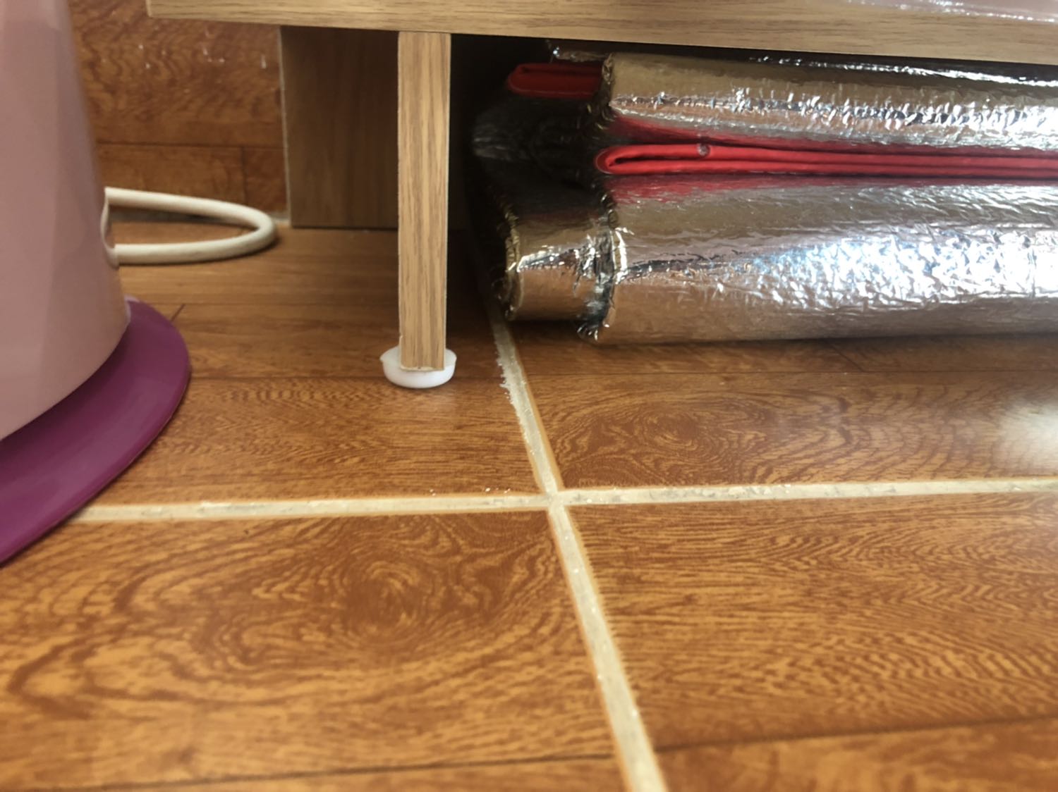 Đã nhận sp, mình review chút ít thông tin để các bạn tham khảo trước khi mua:
1. Ổn:
- Giá rẻ (185k), mặc dù sort theo giá vẫn có sp rẻ hơn (khoảng 157k). Giá rẻ thì chất lượng sẽ không ổn lắm, nên đã xác định thế thì các bạn mua càng rẻ càng tốt =))
- Giao đúng hẹn, shipper có điện thông báo trước khi giao, mình thích thế!
2. Chưa ổn:
- Chân đế bắt vít chưa chuẩn, nên đế  bị kênh, bù lại thì sp có ship kèm đinh nhựa có thể đóng cho cân bằng lại. Tuy nhiên bắt vít cân bằng chân đế sẵn thì vẫn hơn!
- Chất liệu ván ép khá kém, bắt vít bị nứt toác khá nhiều mặt ván nơi tiếp xúc, có thể nghe tiếng răng rắc nhè nhẹ trong lúc bắt vít. Phủ Melamin sơ sài.
-> Kênh + nứt => Chỉ nên để đồ trọng lượng nhẹ, ít cồng kềnh.
Tóm lại là nếu có thể, thì các bạn nên mua hẳn sp giá cao hơn để an tâm hơn về chất lượng.
Còn ngân sách có hạn thì càng rẻ càng tốt, và chấp nhận chất lượng sản phẩm ở mức đâu đó thôi.