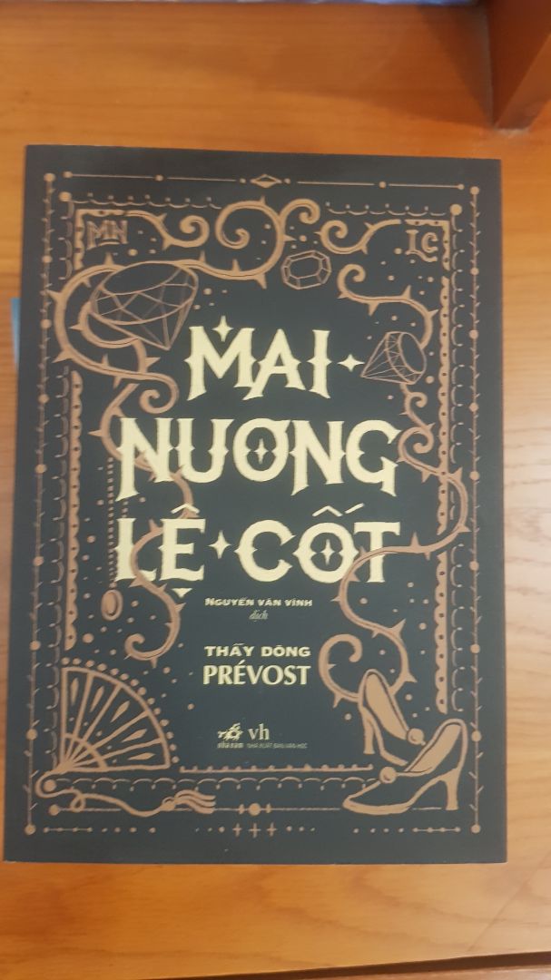 Cuốn sách đầu tiên đọc xong ngày đầu năm mới, tính ngày đầu năm đọc một tác phẩm nào đó tươi sáng hơn nhưng cuối cùng quay lại hoàn thành phần dang dở của năm trước cho xong. Lúc đầu cái tên sách Việt hóa làm mình bỡ ngỡ và không biết liên hệ với các cuốn sách trước đó từng đọc, nhưng rồi trí nhớ chợt sáng một chút và nhớ ra nàng Manon này đã được nhắc đến trong cuốn Trà hoa nữ của Alexander Dumas trước đó không lâu. Và quả thật lúc đọc Trà hoa nữ cứ được nhân vật trong sách nhắc đến nàng Manon và chàng trai si tình mình cứ thắc mắc là ai thì bây giờ đọc cả hai cuốn thì mình thấy Trà hoa nữ tuy cũng hay, nhưng vì cốt truyện và nội dung tương đồng nhau từ đầu tới cuối mà đem so với Mai nương lệ cốt thì Trà hoa nữ giống một đứa trẻ đứng kế bên người trưởng thành.
Trước giờ chưa từng đọc được cuốn sách nào mà nó nói về tình yêu nghiệt ngã và trắc chở từng ấy, từ Đồi gió hú tớ Kiêu hãnh và định kiến thì cuốn sách này nó mang một tình yêu mãnh liệt đến độ những cái giá phải trả cũng quá đắt để cho xứng tầm với tình yêu ấy. Có lẽ tác giả là một thầy dòng nên có thể viết về cái mối quan hệ nhân quả nó chặt chẽ đến thế, a gieo nhân nào thì gặt quả ấy không thể nào tránh được. Những việc làm đáng ghê tởm, *** thầy dối bạn, giết người, giả bộ thật thà rồi phút sau quay ra rủa xả, nói lời thế thốt tận tâm cang nhưng hành động lại trái luân thường đạo lý... rồi nhân danh tình yêu để mà biện hộ cho hành động lời nói và suy nghĩ của mình. Nhưng cái hay của câu chuyện là lại làm cho người đọc dù biết đó là đáng chê trách nhưng lại phải đồng cảm với nhân vật. Nhưng mà là với chàng trai, còn với cô gái có lẽ tác giả đã quá chú trọng mô tả cái vẻ đẹp không gì sánh nổi của nàng, nhưng bù lại hành động của nàng thì ta không bao giờ có thể chấp nhận nổi, cái tâm tính đó như một bình hoa di động chỉ là làm hại mình hại người mà thôi, và cuối cùng cái chết có lẽ đến một cách phải lẽ tự nhiên, vì theo dõi suốt cuộc hành trình thì cô gái và chàng trai đó như luật nhân quả dĩ nhiên sẽ không thể nào mà có cái kết cục hạnh phúc bên nhau viên mãn được.
Về bản dịch này đã có hơn 100 năm tuổi của cuốn sách gần 300 tuổi, nên có lẽ cách dùng từ và kết cấu bản dịch nó hơi xa lạ với thời đại hiện này. Và vì nxb đã trung thành với nguyên tác bản dịch nên tác phẩm này đã được Việt hóa khá nhiều để cho phù hợp vào cái thời điểm mà bản dịch ra đời. Cách lối dùng từ và thêm vào các đặc điểm của ngôn ngữ bản xứ có thể đã làm mất đi cái nguyên bản của ngôn ngữ và cuốn sách gốc. Nên vì thế mình đọc cảm thấy không quen và không hợp lắm, nhưng dù sao đây cũng là một cuốn sách đáng đọc và nó vẫn có thể tồn tại hàng trăm năm trời mà vẫn hợp thời là cũng có lí do của nó.