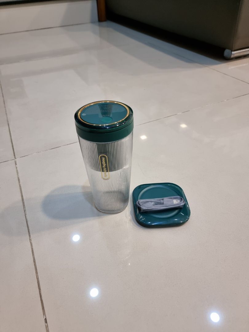 Ship rất lâu do dịch. Shop feedback nhanh, nhiệt tình. Lần đầu tiên sạc phải mất 5 tiếng, mình chưa sạc lại lần 2. Máy đẹp, dễ sử dụng, vận hành êm. Các bạn nhớ gọt vỏ trái cây như cà chua, táo trước khi xay tránh xay chưa nhuyễn xác. Mình bấm nút xay 2 lần thì nhuyễn táo vs sữa. Tiện lợi cho việc giảm cân, hoặc làm bữa sáng cho người bận rộn. Mình rất thích mặc dù giá cao cũng tương đương vs 1 máy công suất lớn.