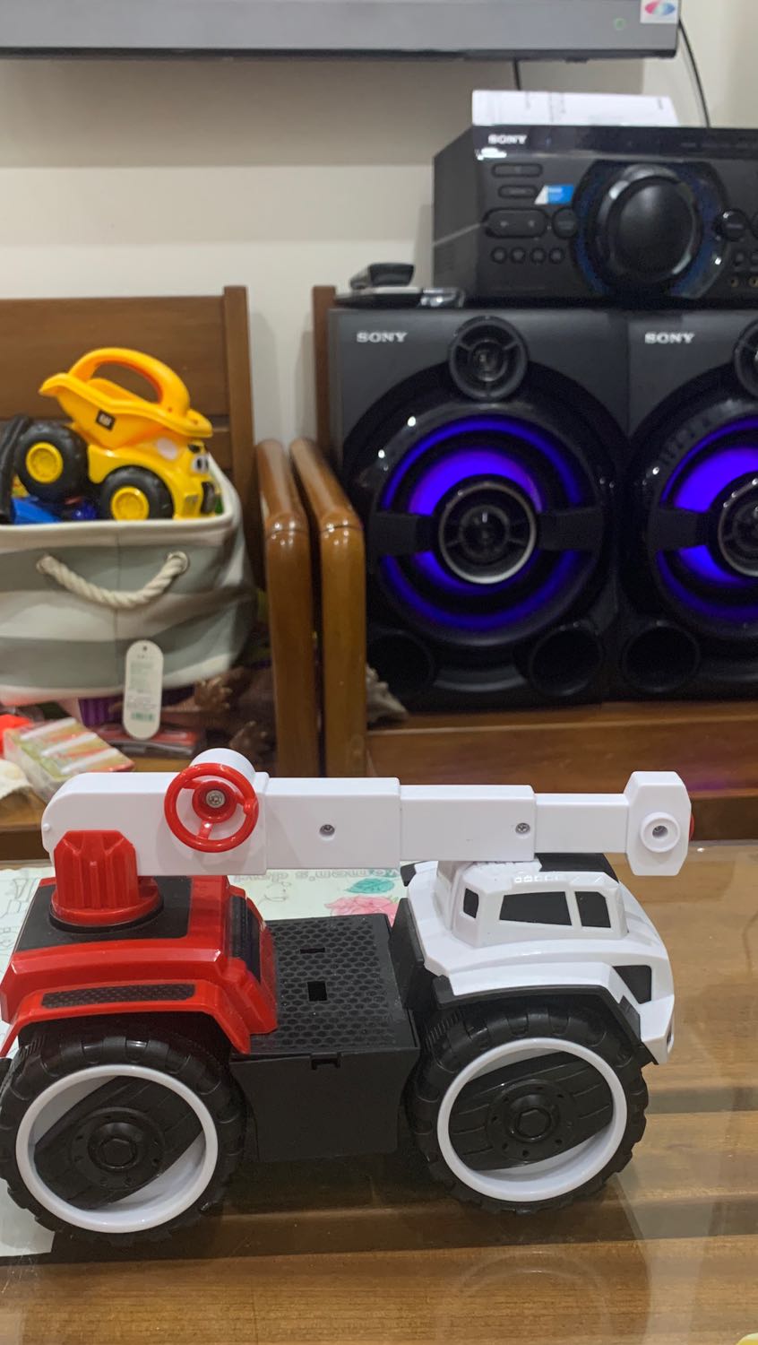 Nhựa rất ổn. 
Xe có bánh đà nên có thể đẩy chạy khá xa. 
Loa hơi nhỏ. 
Thằng con rất thích.