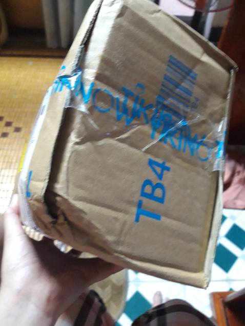 Hộp bên ngoài hơi móp nhưng bằng một cách tâm linh nào đó mà boxset bên trong không hề bị móp dù bên trong không có bọc chống xốc :))) nhưng box vẫn rất đẹp ❤