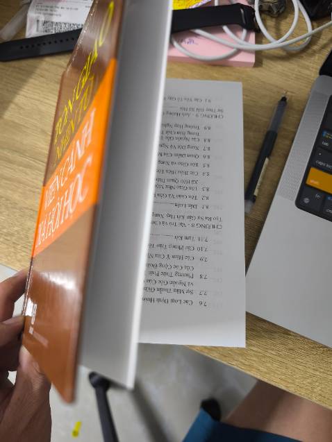 Sản phẩm lỗi, rất tệ, bìa và bị ngược nhau