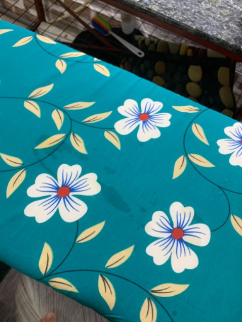 Bàn ủi phun hơi nước gì mà rỉ nước ra quá trời quá đất, bị rít rất khó đẩy bàn ủi, chỉ xài đc phun nước phía trc thôi, mình thấy mọi người cũng hay gặp lỗi này. Ko nên mua, mua về ko dùng đc vừa tốn tiền vừa mang cục tức. Shop đã hoàn tiền cho mình, xin cảm ơn.