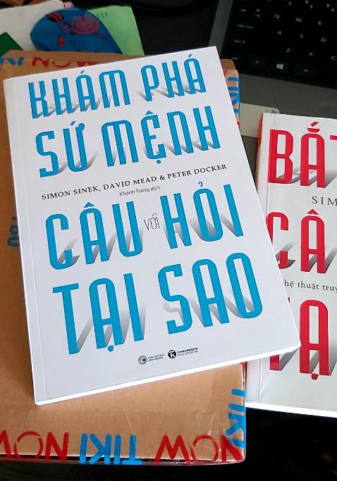 “ Tại sao? ” _ Đó là câu hỏi mỗi người chúng ta phải trả lời khi lên kế hoạch cho bất cứ việc gì , từ dự án cá nhân đến chiến lược kinh doanh. Nếu không biết rõ bản thân muốn đạt được điều gì, bạn sẽ mất đi định hướng và ý nghĩa trong cuộc sống. Tương tự, nếu thiếu tầm nhìn và sứ mệnh, doanh nghiệp sẽ không thể vượt qua đại dương của những thử thách để đạt tới thành công. Cuốn sách này sẽ giúp bạn cũng như đội nhóm và tổ chức của mình tìm thấy ý nghĩa trong mọi mặt của cuộc sống. Hãy cùng nhau Khám phá sứ mệnh với câu hỏi tại sao!
Dịch vụ TikiNow vẫn rất ổn, dù là ngày lễ mình vẫn nhận được sách luôn và ngay 🤩, tiếp tục ủng hộ!