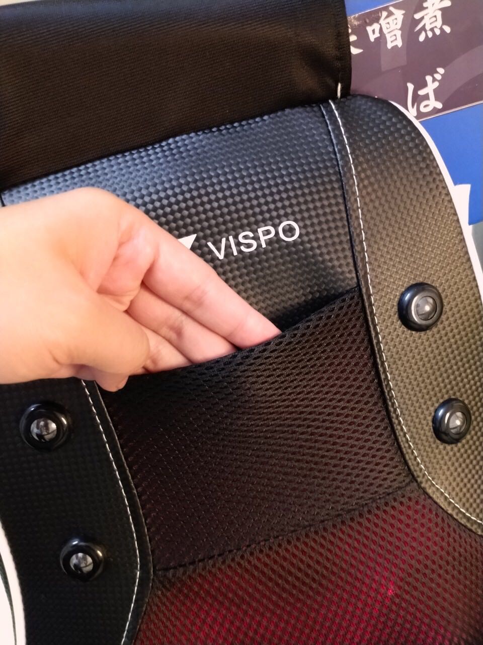 Mình đã nhận được hàng, đầy đủ các phụ kiện, còn được tặng thêm túi thảo dược. Gối nằm vừa êm vừa nhẹ, con quay khoẻ và không bị ồn. Đèn hồng ngoại tốt, không quá nóng , gối này có thêm tấm chắn cho người nhạy cảm với nhiệt nói chung là dùng rất thích. Giao hàng nhanh, đặt hôm trk hôm sau có luôn, anh shiper rất nhiệt tình!!!