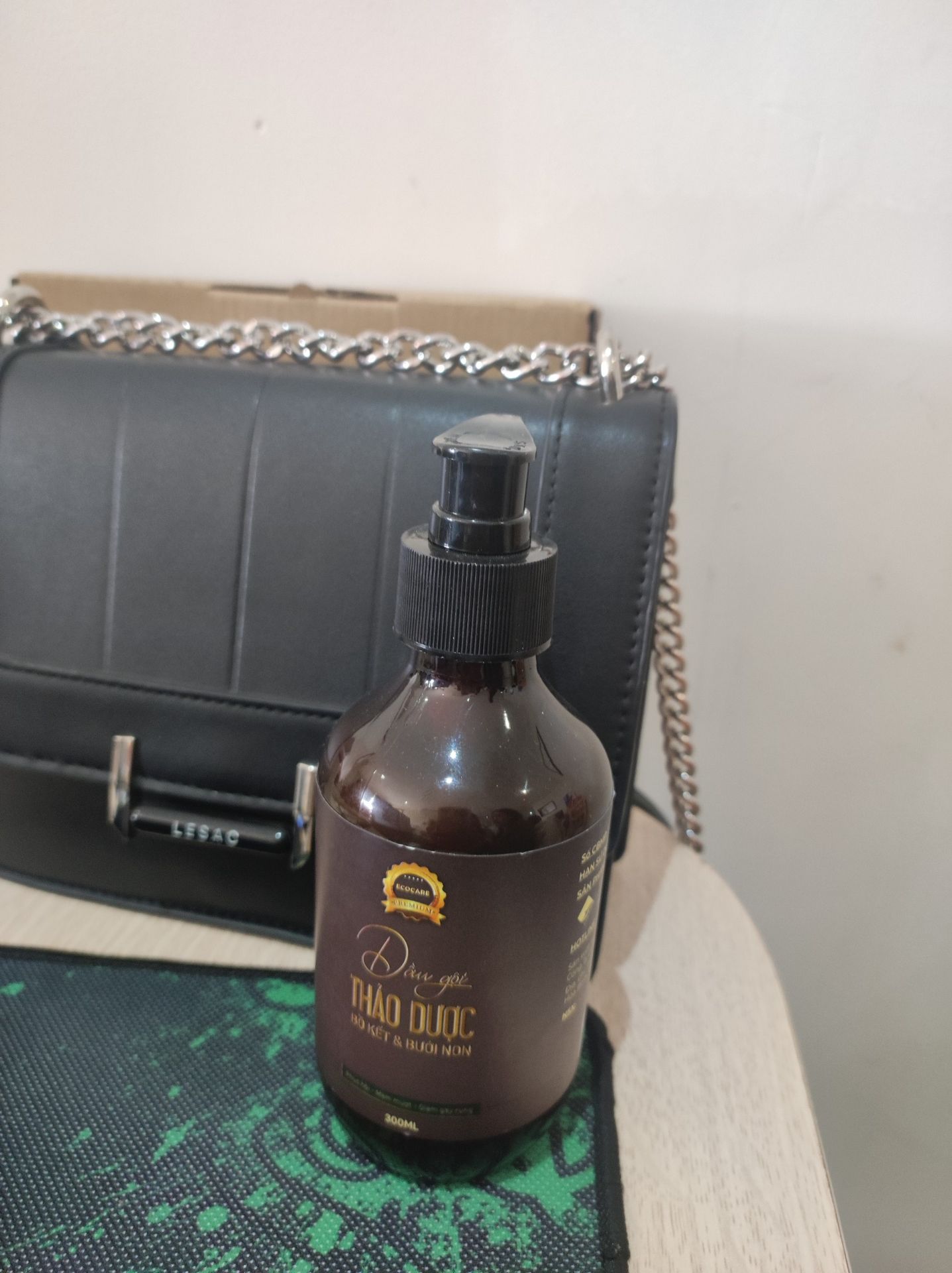 sản phẩm dùng tốt lắm mọi người  ơi,mùi thơm dễ chịu,mua về dùng người yêu khen quá trời à ,shop tư vấn nhiệt tình nữa. Giá cao hơn chút so với bản thường nhưng trong thành phần có sự khác biệt nên thấy giá hợp lý. Sẽ  review tiếp sau khi sử dụng