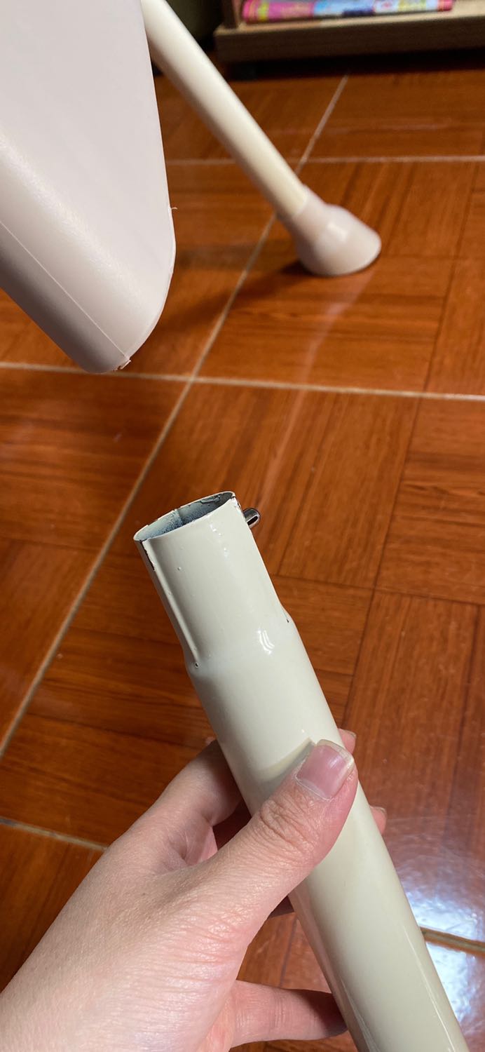 Còn 1 chân ko gắn vô đc vì làm bị lỗi ko đều.chân gắn bị to. Bây giờ chả biết làm sao nửa. Nhận được ghế mới mở ra ưng lắm đến lúc ráp thì hết sức bực bội.