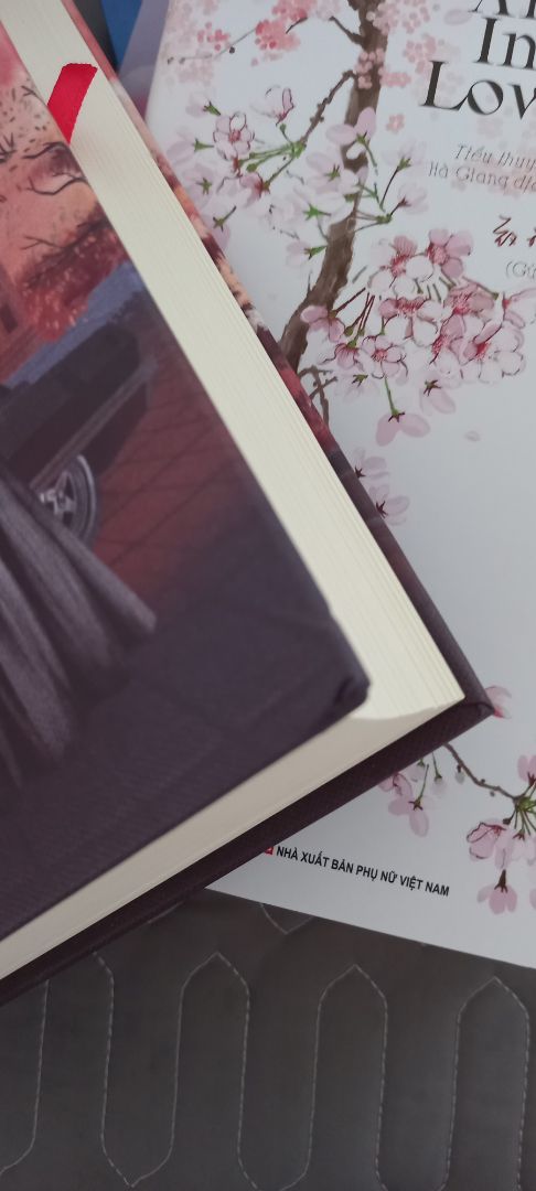 Sách bị bóp méo ở góc, mình rất quý sách nên mình ko thể chấp nhận đc. Ngoài ra mấy trang đầu của sách nó bị dính lại vs nhau. Khá thất vọng ạ. Nhất là khoản gãy góc. Sách nhỏ hơn mình tưởng, nma mình tin sách của tiki tranding là sách real :))) hi vọng thế