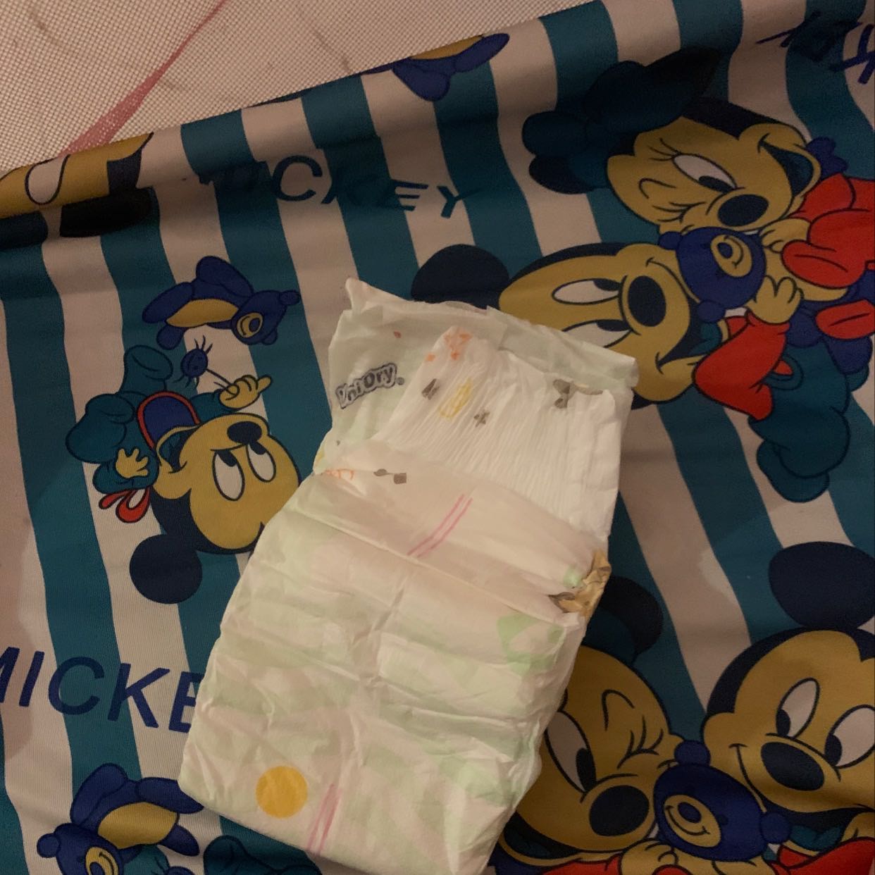 Sản phẩm tốt, kg bị tràn. Tuy nhiên vẫn giống như hạn chế của các tả dán/bỉm quần là để lại dấu hằn ở đùi bé