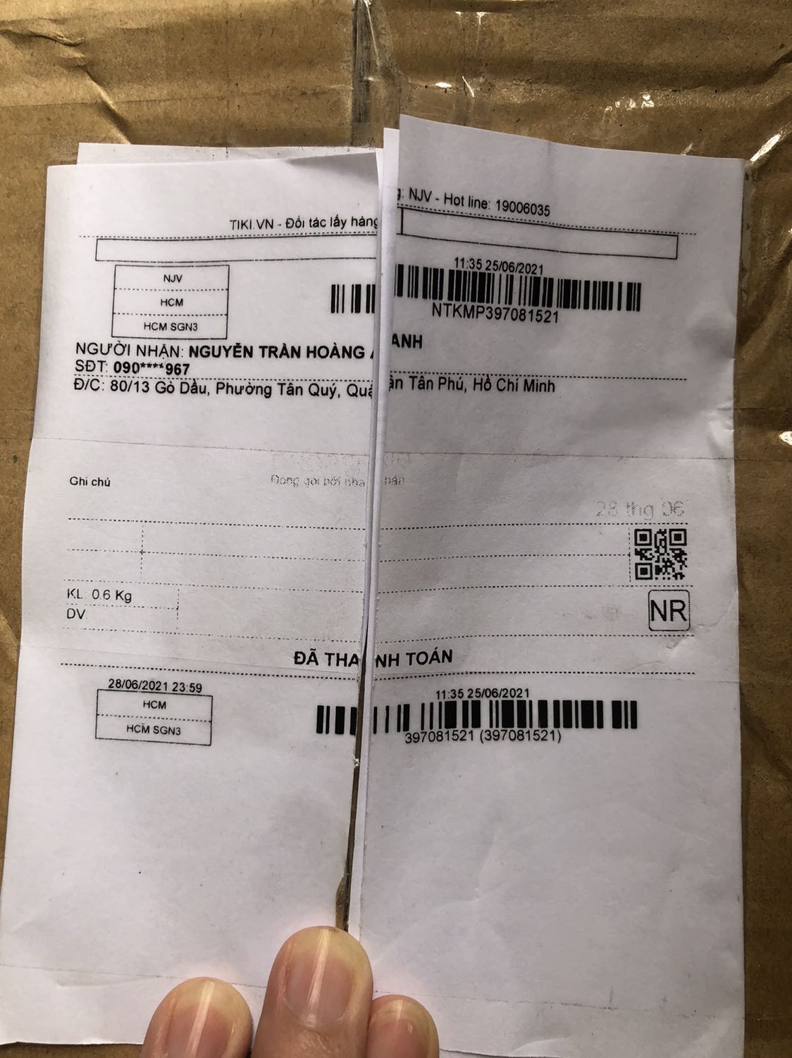 Rất nghi ngờ về chất lượng sản phẩm và nhà phân phối!!

Sản phẩm đóng hộp không có nhãn mác theo tiêu chuẩn của Tiki. Cũng không có đóng gói của Panasonic dù mua từ Official Store. Bao bì bên trong không có tờ hoá đơn như quy cách thông thường. Bao của sản phẩm không hoàn thiện, có dấu hiệu được hàn lai chứ không phải hàng mới.
Hoá đơn in mờ và mã QR dẫn đến *** không phải tại Việt Nam.