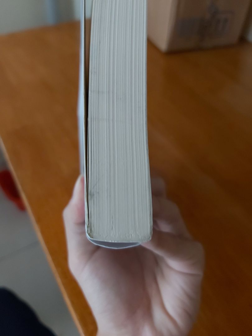 Thật sự là sách y như sách cũ vậy . Thâm lốm đốm. Gốc còn bị xỉn màu. Mình thật sư rất bực mình. Mình đặt 6 cuốn mà hết 3 cuốn bẩn và móp méo . Mong tiki xử lí sớm cho mình. Mình cảm ơn