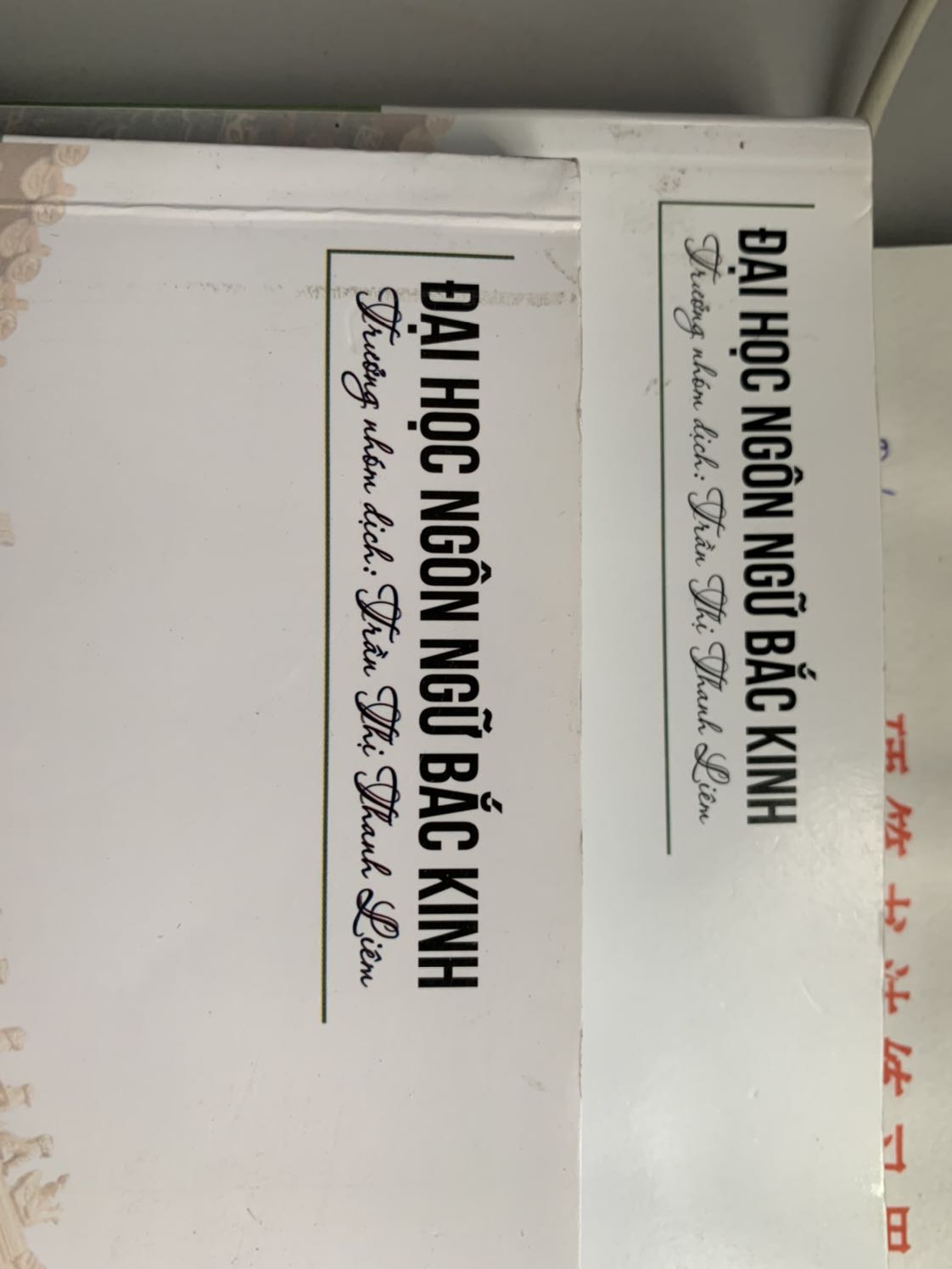 Sách khá cũ, cong viền và gáy sách khá dơ. Và đặc biệt là chất liệu giấy nhám và mỏng. So sánh với quyển tập 1 mình mua ở nhà sách thì rất khác nhau. Mình cũng có ghé xem thử ở nhà sách thì thấy sách ở đó giấy trơn hơn và dày hơn, ko biết sao lại như v. Đó giờ mình toàn đặt sách ở tiki nhưng nay mình nhận đc sách thấy rất thất vọng.