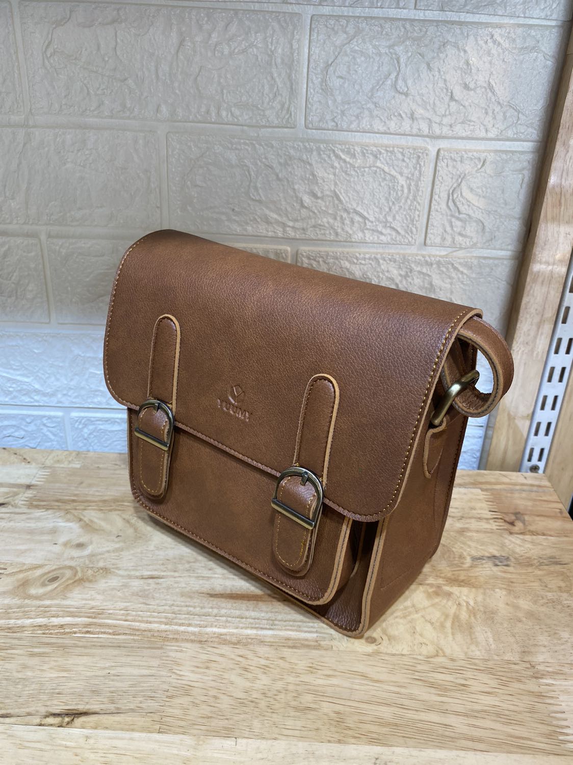 Ở xa nên nhờ shop gói hàng sợ mất form , k ngờ shop chu đáo v luôn, nhận hàng form túi còn nguyên k bị gãy nè, ưng ghê tặng shop fback xịn nè