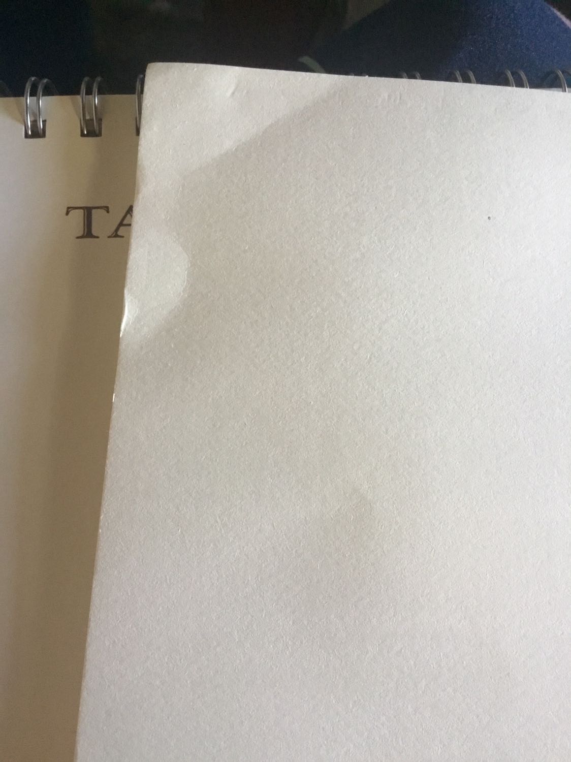 Shop giao đủ số lượng sản phẩm. Giấy tốt nhưng mình góp ý với shop là khi đóng hàng nên đóng 4 góc của sketch book và tập giấy vẽ bằng bìa cứng để tránh khi vận chuyển bị gãy góc nha.