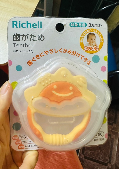 Sản phẩm nhận đúng như thông tin website, bé mình khá thik, ngậm nhai suốt ngày, mình nghĩ nếu chất liệu sp là silicon thì sẽ thích hơn nữa