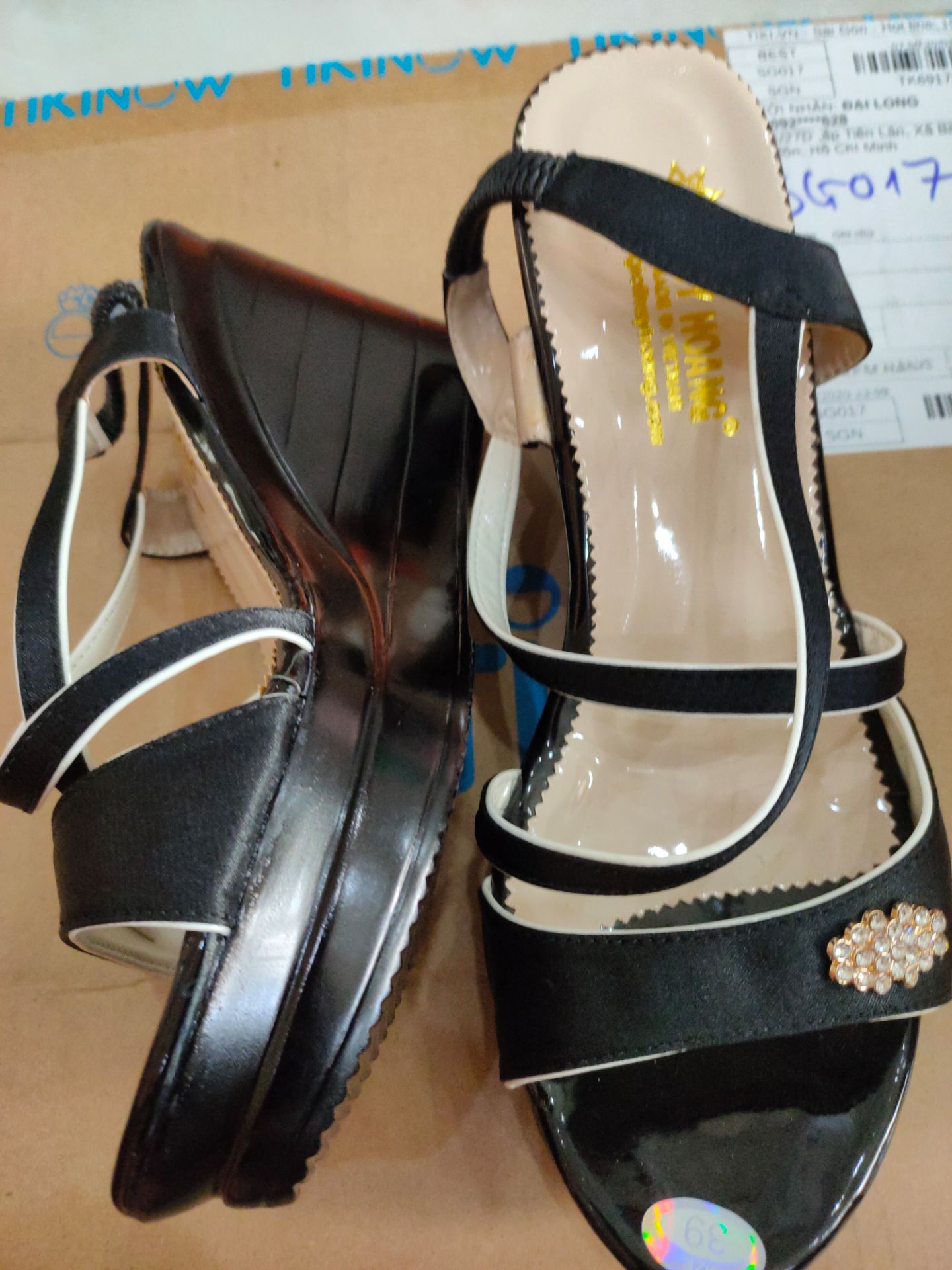 Giày đẹp, nhẹ, giao hàng nhanh....Rất đáng tiền....