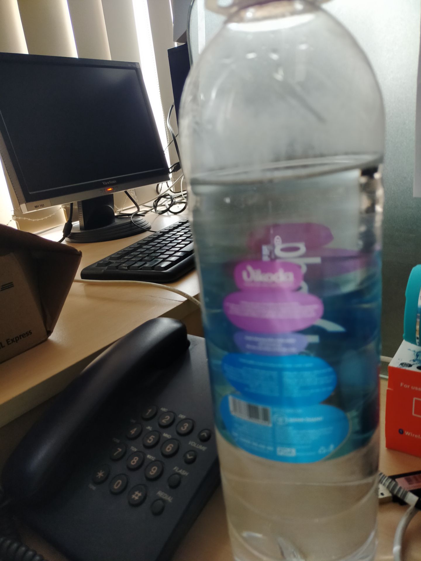 giao hàng nhanh, đủ số lượng. chai nước nhìn hơi cũ, nhiều bụi, date đến 2023. vị thanh, dễ uống, hơi có vị ngọt so với nước thường.