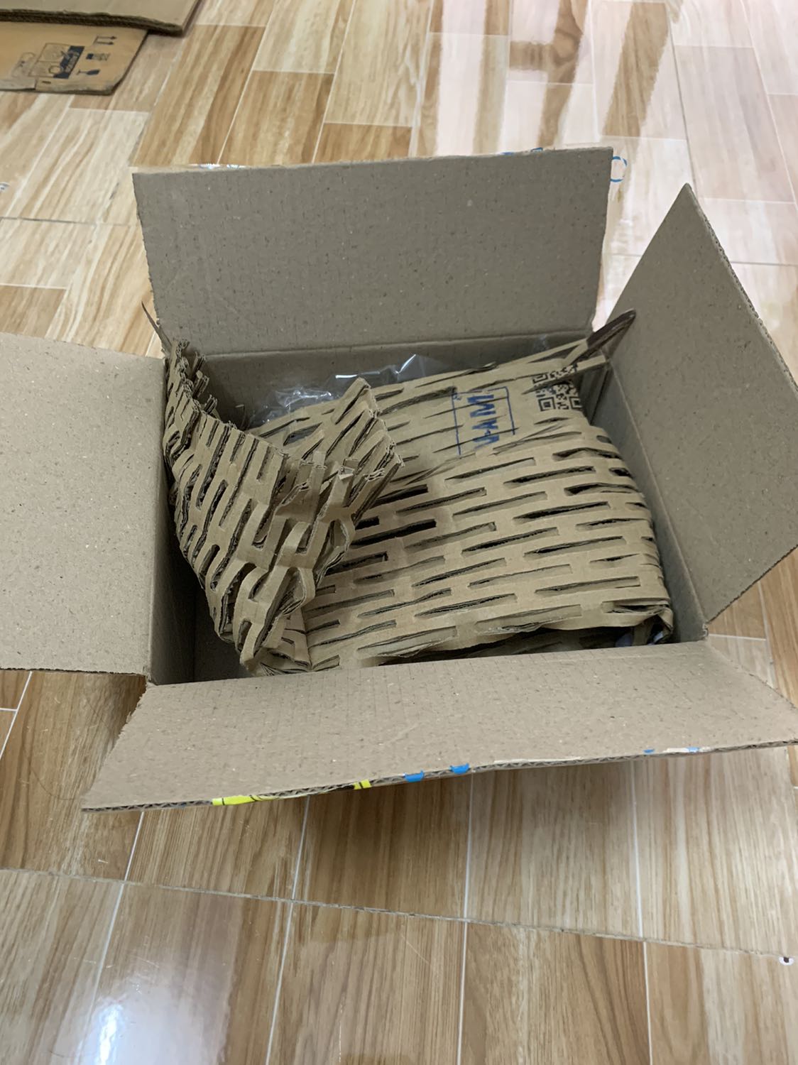 Giao hang dung lịch. Shop dong goi can than.  San phẩm đẹp gọn. Ket noi với moderm chính don gian. Nhà tôi 2 tầng, đặt router o tang 1, song Wi-Fi phủ đều cho *** tang. Can co thời gian su dung de biết độ bên của thiết bị