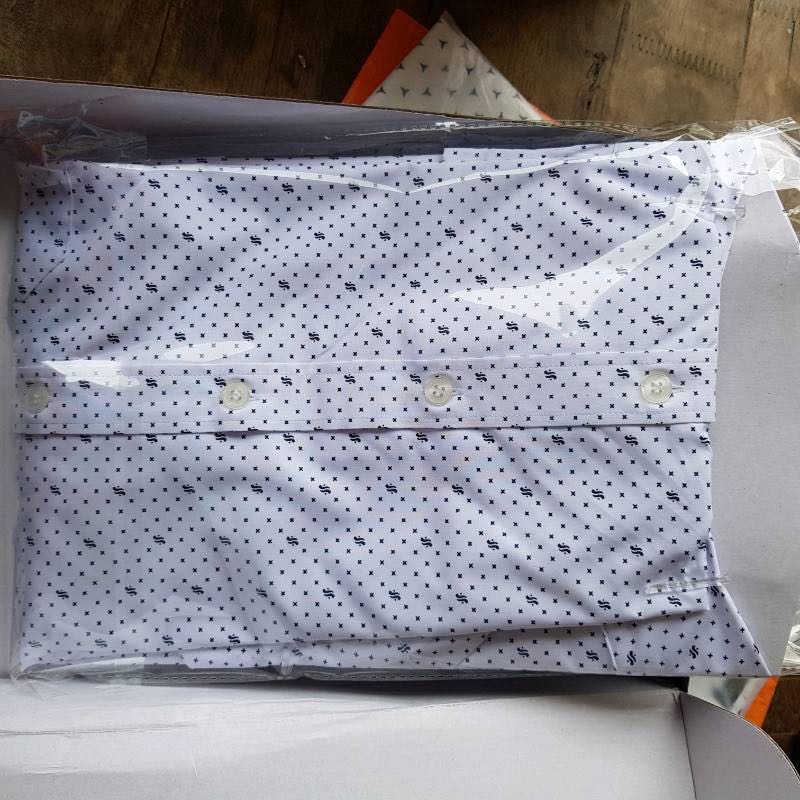 Đã mặc thử áo và rất vừa vặn. Chất vải đẹp, mềm, hàng nhận được giống trên ảnh. nhận được hàng khá nhanh. Shop tư vấn rất nhiệt tình. Ủng hộ shop 5 sao.  Sẽ tiếp tục ủng hộ shop trong thời gian tới