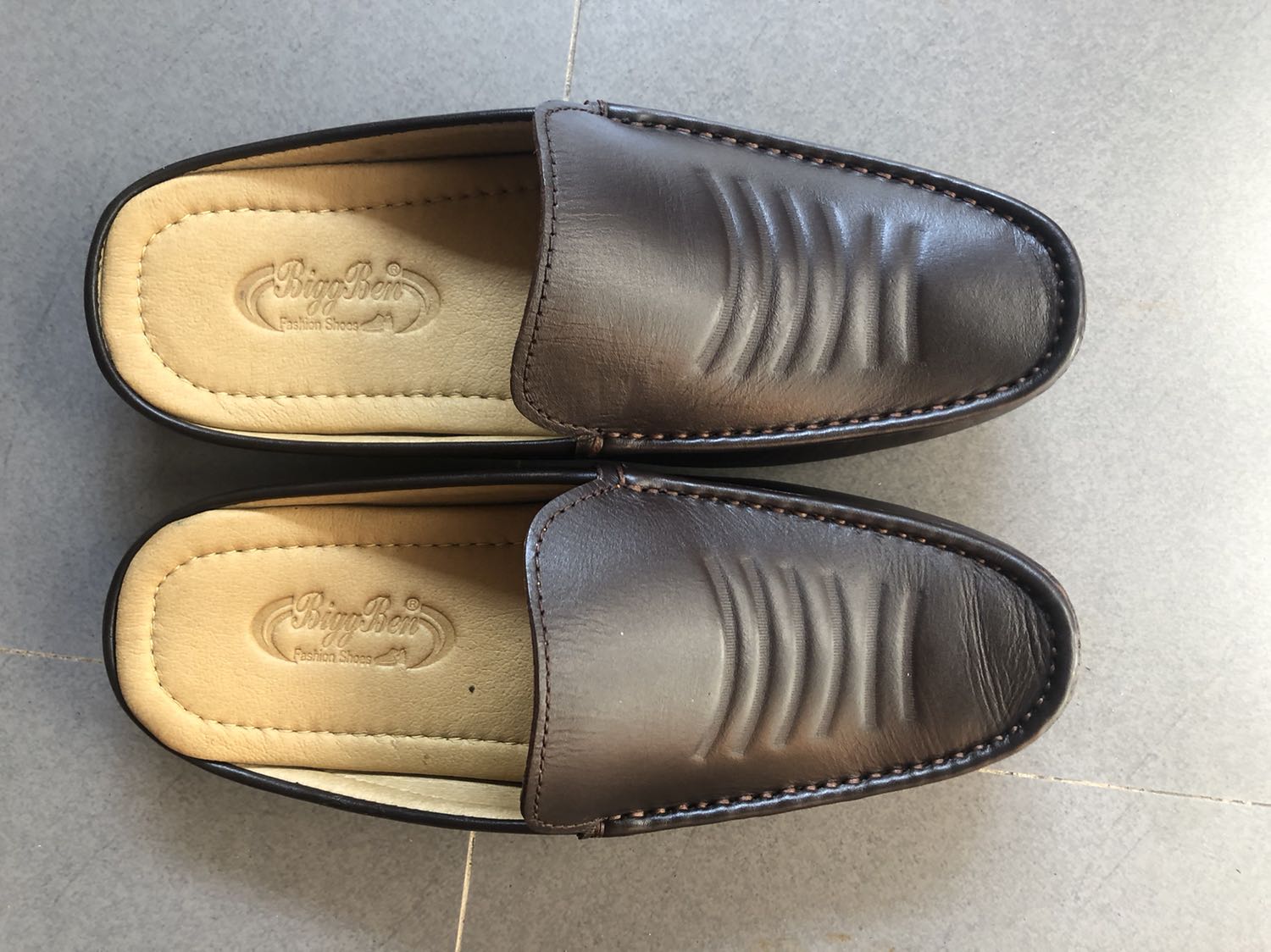 Đồ giống mô tả. Giao hàng nhanh. Nên mua lớn hơn size hay dùng một cỡ để thoả mái hơn.