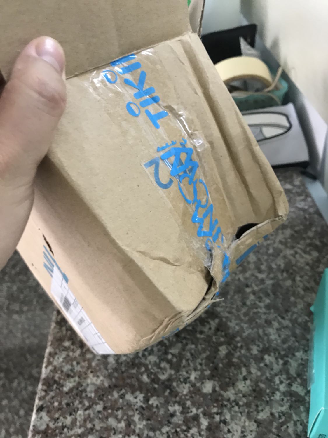 công bằng tý nha. Mình nhận gói hàng ntn có nên cho 5* dc ko? 
May sao Webcam ko bị ảnh hưởng j.
Chứ mắc công gọi đt tổng đài đổi trả phiền phức, mất thời gian.
Tiki nên rà soát lại khâu vận chuyển lại đi, mất khách hết....