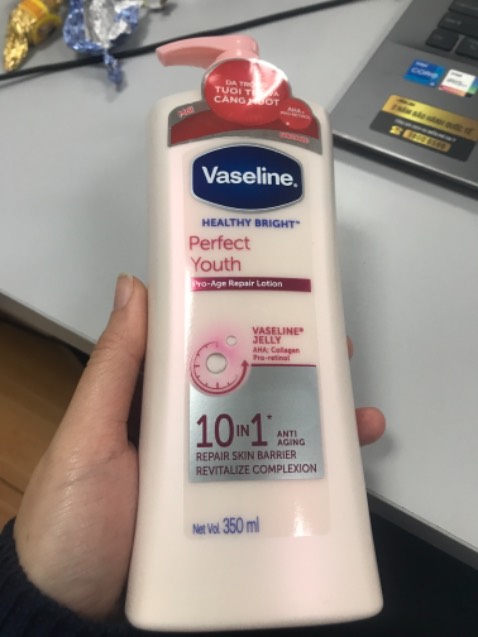 Thẩm thấu nhanh, thơm nhẹ, cấp ẩm tốt, da láng mịn, dùng thích lắm