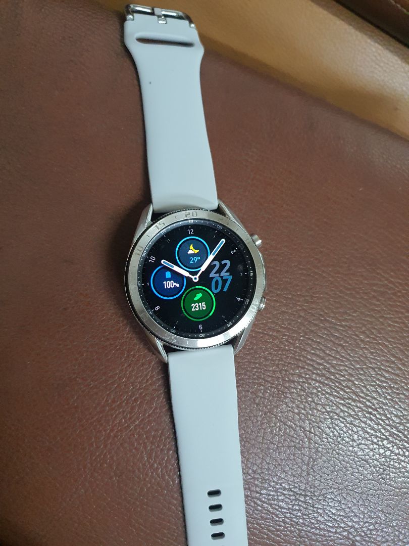 Chất liệu đeo khá thân thiện, màu sắc có phần chưa đúng như màu cam, màu hồng. Phần khuy cài kim loại hoàn thiện chưa tốt, vật liệu có vẻ không tốt.