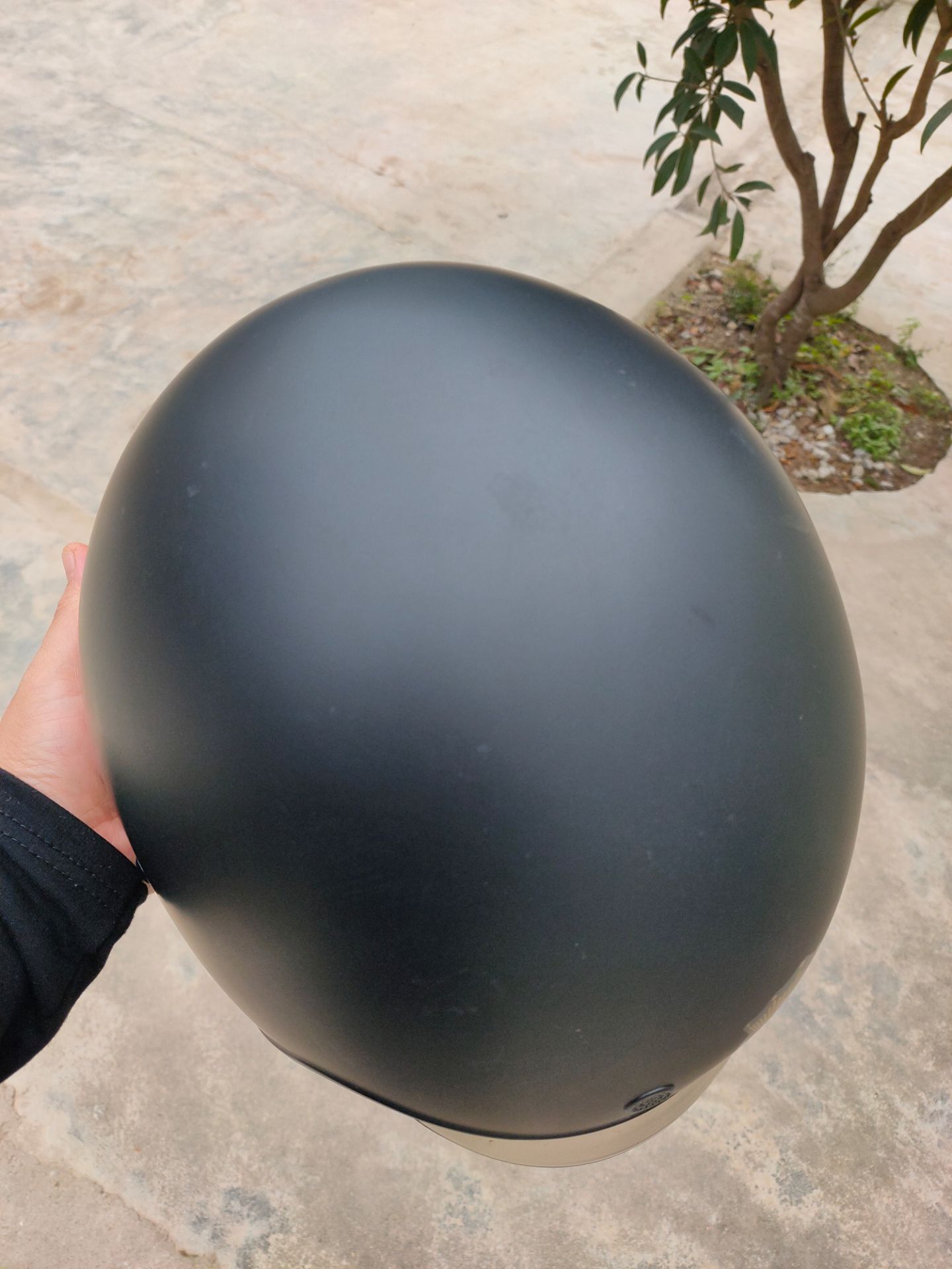 mũ dùng ok.  cảm giác chắc chắn. nhưng đen thùi lùi 1 cục. nhìn ko được đẹp mắt. và quan trọng là: mình rất nâng niu mũ. ko hề bị rơi rớt. mà 1 cái đinh của mũ bị rơi ra lúc nào ko hay. rất là thiếu thẩm mỹ. hic. mong nhà bán hàng hỗ trợ lắp lại đinh mũ.