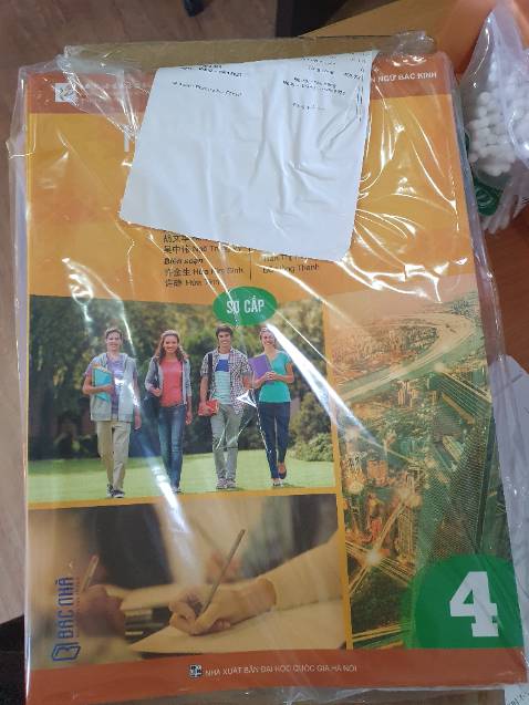Sách mới đẹp
Nhưng nhiều trang bị lỗi dính trang khá xấu
Bọc sách cũng sơ sài, chỉ có 1 túi nilon, cũng may sách không quăn góc 
Nên khắc phụ với xưởng in lỗi dính trang này gây giảm giá trị sách