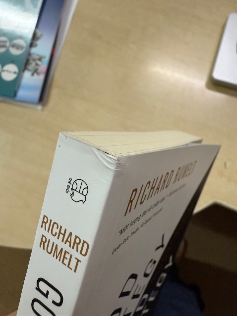 Sách không đóng trong hộp bị cấn góc