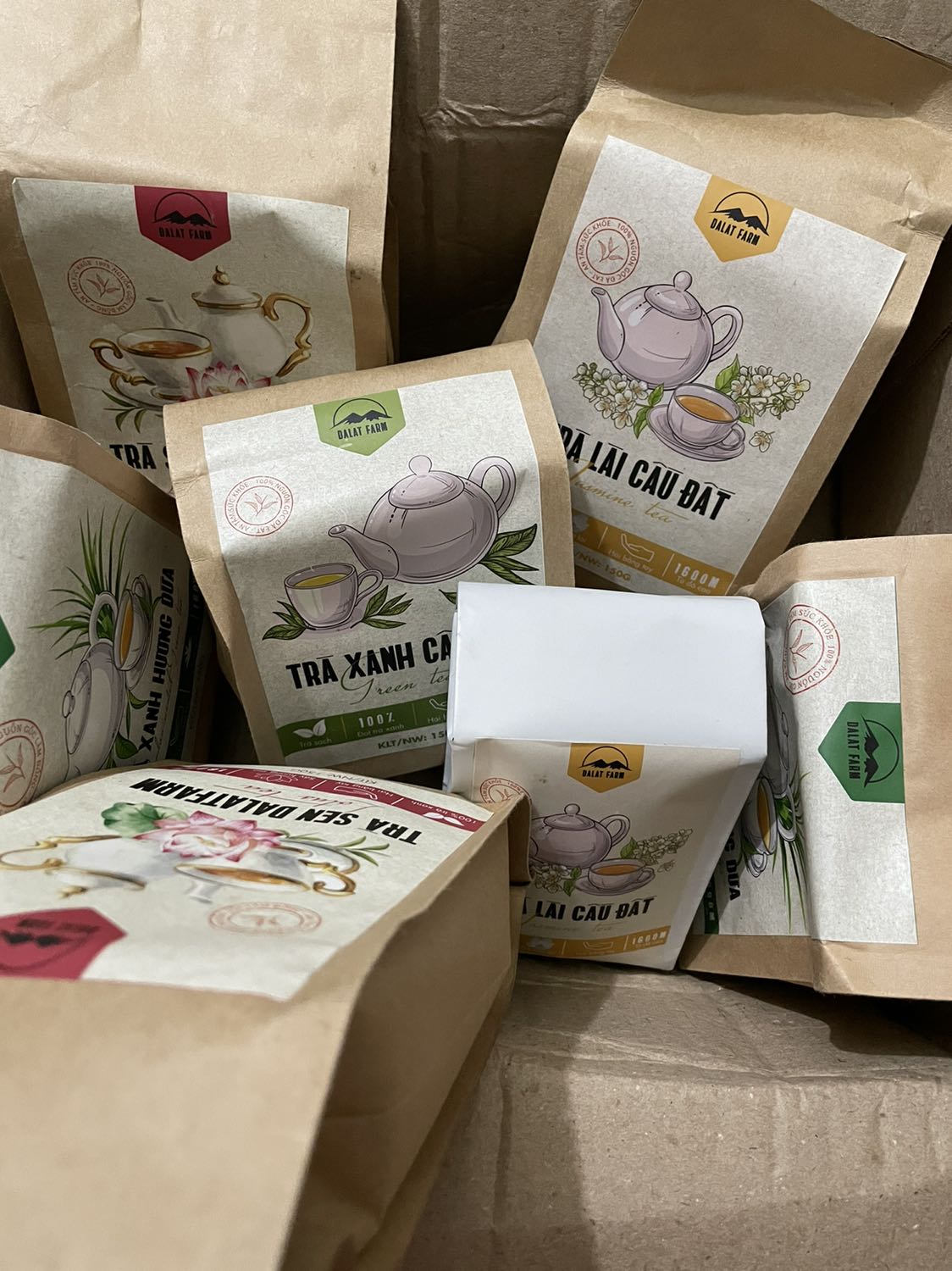 Mua xong thấy bao bì đẹp quá nên đem tặng luôn, chỉ dùng mỗi trà lài, vị ngọt nhẹ, thơm, dễ chịu, sẽ đặt mua thêm để uống đủ các vị