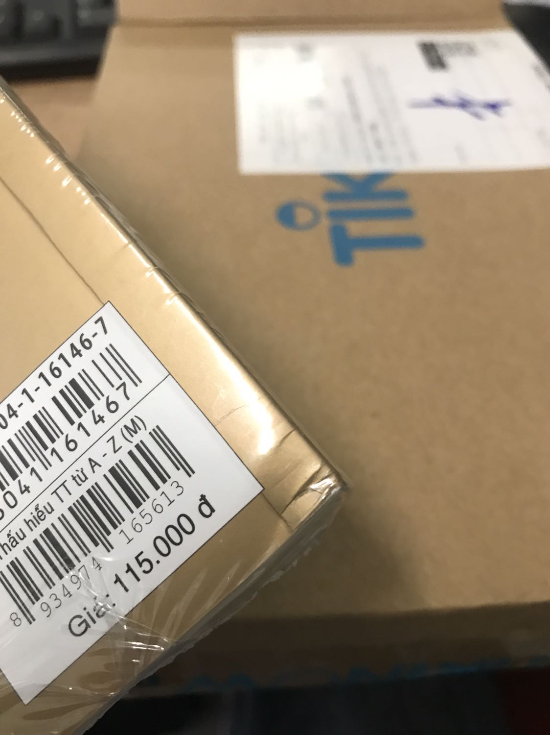 Gói hàng thì có vẻ lịch sự. Tuy trên bìa và gáy sách có vài vết hằn như bị va chạm vào vật cứng. Hy vọng shop cẩn thận hơn trong quá trình di dời sản phẩm