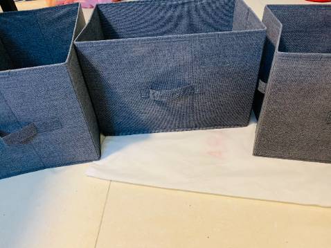 Hihi, mới nhận hang vừa nãy, liền khui đồ luôn và nhận xét cho mọi người nhìn ạ. Sản phẩm combo 3 chiếc này ban đầu cứ sợ sơ sài và mềm nhão, nào ngờ khi nhận hang mình rất bất ngờ. Hộp được tháo xẹp và cho vào túi xinh xắn 3 chiếc chắc chắn. chất vải oxford theo quảng cáo, mình thấy nó hơi sờn sờn, và không phải là vải dệt nên mọi người lưu ý sử dụng đừng để bị dính nước.
Nén bìa carton chắc chắn, dập khuôn tốt và ép chặt nên hộp đứng dáng và khá chuẩn, đựng đồ nặng được như giấy tờ tài liệu. mình đã mua cho nhà mình 1 combo và cty 1 combo 3c, sử dụng để thoái mái. Có điều lưu ý là ko để mất đồ nhọn như kéo, dao, hay những đồ sắc mảnh vì dễ đâm bục hộp. còn lại cứ an tâm để đồ thôi ạ. Dung xong ko dung tới lại tháo xẹp cất đi, tiện lợi.hihi