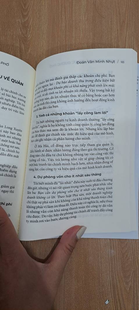 Cuốn sách rất chi tiết, có sẵn các bản đánh giá mặt bằng, bản chi phí nguyên liệu, cách tính lời lỗ mà mình chỉ cần điền là xài luôn
Thích cách tg bắt đầu bằng các câu chuyện tuổi thơ, rất Miền Tây, cảm giác cả tuổi thơ ùa về theo sách