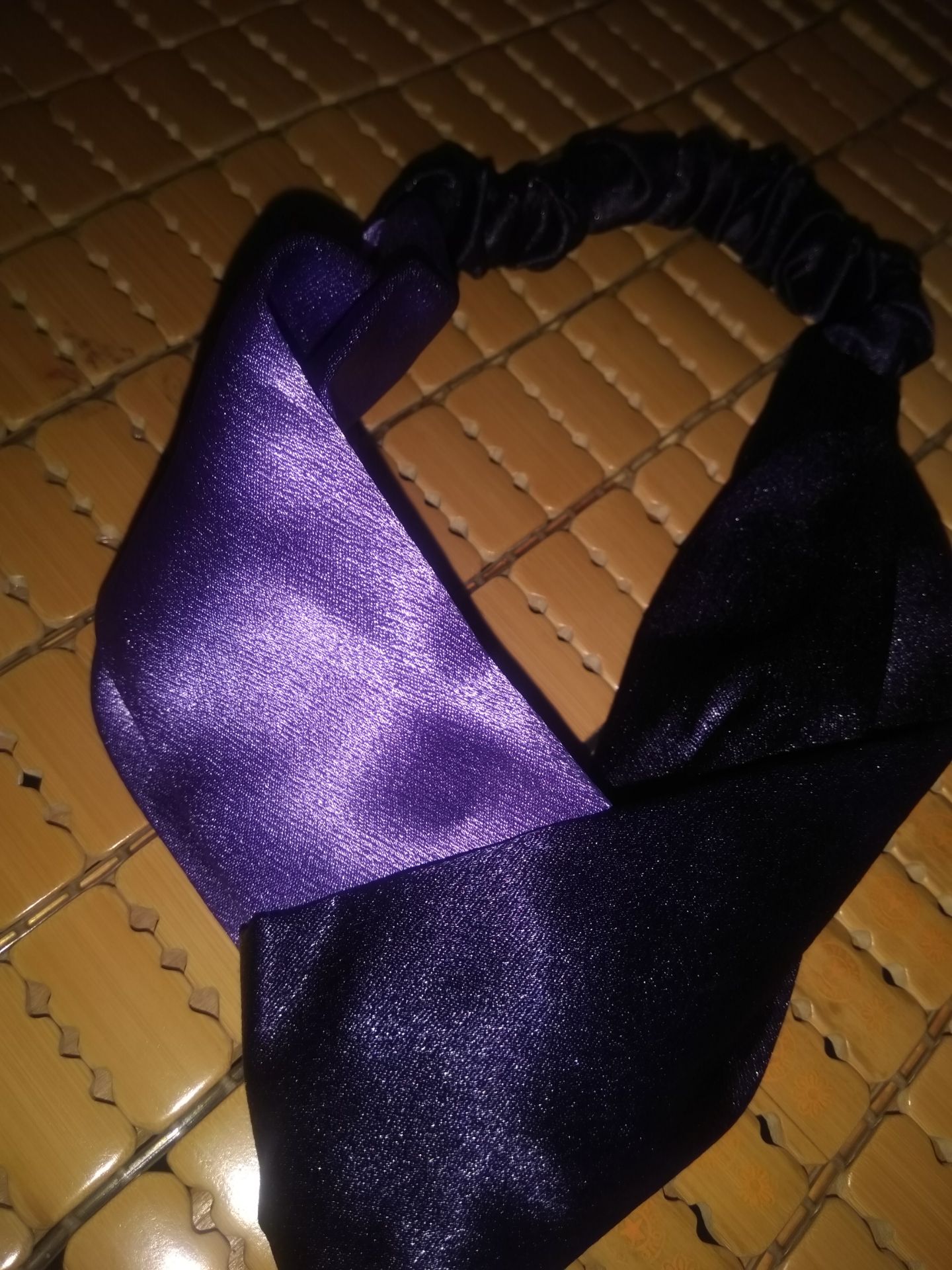 Băng đô vải đẹp. Trong 3 món cột tóc mình mua ở Ant cùng đơn hàng thì hài lòng về chất liệu vải của băng đô này nhất. Giá giảm thì phù hợp chứ mua giá gốc thì hơi đắt.