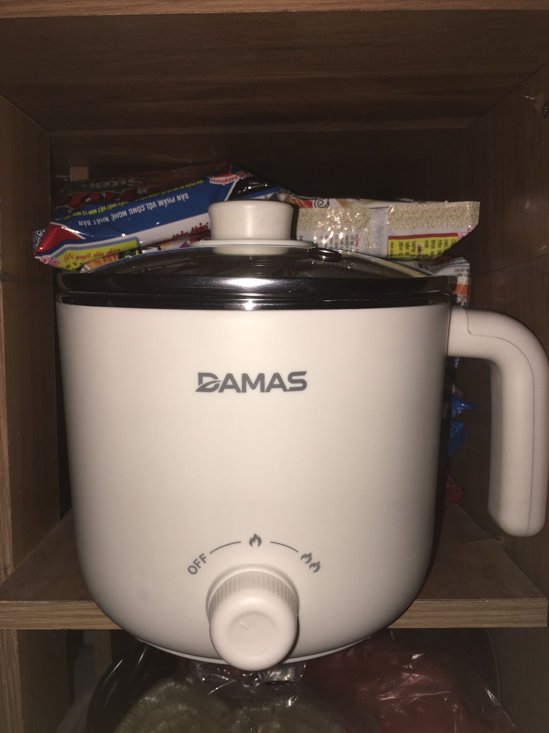 Cuối cùng chiếc ẻm nồi lẩu mini cũng đã zề hê hê xem ảnh thấy nhỏ nhỏ khi nhận hàng thì cũng ko nhỏ đâu ạ, thế nào lại khéo vừa in cái tủ để mì của mình ))) Nồi có 2 nấc nhiệt, đúng là tín đồ của hội nghiện lẩu như mềnh. Nhìn chung thiết kế đẹp, dễ sử dụng, đặc biệt cái là tay cầm ko bị nóng khi nấu nha, thành nồi khi đun sôi cũng chỉ hơi ấm ấm chứ ko nóng bỏng dãy như cái nồi cũ mình mua huhu. Một điểm mình rất thích ở sản phẩm này là cái nắp bịt an toàn cắm dây này, ôi mấy cái hãng lớn cũng chả thấy có  luôn, khi ko sử dụng nắp lại vừa an toàn vừa tránh bụi bẩn. Cảm ơn shop 👌👌👌