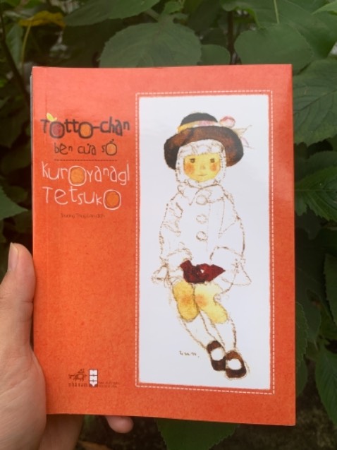Sách còn mới nguyên, tuy rằng mình không thích tiki đóng gói không bọc gì thêm nhưng hiện mình chưa nhận dính cuốn nào bị hỏng. 
Totto-Chan bên cửa sổ - Kuroyanagy Tetsuko
Mở đầu tháng 04 bằng một câu chuyện hết sức dễ thương đánh tan mọi nghi ngờ của mình về tác giả Nhật văn phong Nhật không hay như lần đầu tiên mình đọc trước đó. Thực sự mình recomment cho các cô, thầy giáo, các mẹ có con nhỏ đọc cuốn này. Sách được xuất bản từ năm 1981 tức là cách đây hơn 40 năm rồi, đọc xong mình mới biết thực sự không chỉ về kinh tế mà cả về giáo dục Nhật Bản đã đi trước nước mình từ rất lâu.
Câu truyện là tự truyện của chính tác giả kể lại thời còn đi học tiểu học ở ngôi trường Tomoe xinh đẹp và đặc biệt, nơi có người thầy hiệu trưởng đáng kính Kobayashi Sosaku và các bạn của mình. Câu chuyện tái hiện lại sự ngây thơ và trong trẻo về tuổi thơ về sự hiếu động, nghịch ngợm, tò mò mọi thứ về thế giới xung quanh như chính chúng ta thời con trẻ, đôi khi còn bị mang cái mác “đứa trẻ hư”. Câu chuyện dạy cho ta về sự thấu hiểu, sẻ chia và hiểu hơn về suy nghĩ của trẻ nhỏ về tình bạn, tình thầy trò, tình yêu, ước mơ và hoài bão thông qua TottoChan và quan trọng nhất là thông điệp về giáo dục mà thầy hiệu trưởng Kobayashi Sosaku đã nói “Hãy để các em phát triển tự nhiên. Đừng cản trở sự khát vọng của các em nhỏ. Ước mơ của các em lớn hơn mơ ước của các thầy cô nữa đấy”. Thông điệp như nói để các em phát triển tự nhiên, cứ để các em tò mò về thế giới và chỉ dạy các em những điều đúng đắn nhất sẽ giúp các em lớn lên trưởng thành trở thành người tốt và có ích cho xã hội.
P/s: Tranh vẽ minh hoạ của tác giả Iwasaki Chihiro rất đẹp. Sách còn mới nguyên, tuy rằng mình không thích tiki đóng gói không bọc gì thêm nhưng hiện mình chưa nhận dính cuốn nào bị hỏng. 
Totto-Chan bên cửa sổ - Kuroyanagy Tetsuko
Mở đầu tháng 04 bằng một câu chuyện hết sức dễ thương đánh tan mọi nghi ngờ của mình về tác giả Nhật văn phong Nhật không hay như lần đầu tiên mình đọc trước đó. Thực sự mình recomment cho các cô, thầy giáo, các mẹ có con nhỏ đọc cuốn này. Sách được xuất bản từ năm 1981 tức là cách đây hơn 40 năm rồi, đọc xong mình mới biết thực sự không chỉ về kinh tế mà cả về giáo dục Nhật Bản đã đi trước nước mình từ rất lâu.
Câu truyện là tự truyện của chính tác giả kể lại thời còn đi học tiểu học ở ngôi trường Tomoe xinh đẹp và đặc biệt, nơi có người thầy hiệu trưởng đáng kính Kobayashi Sosaku và các bạn của mình. Câu chuyện tái hiện lại sự ngây thơ và trong trẻo về tuổi thơ về sự hiếu động, nghịch ngợm, tò mò mọi thứ về thế giới xung quanh như chính chúng ta thời con trẻ, đôi khi còn bị mang cái mác “đứa trẻ hư”. Câu chuyện dạy cho ta về sự thấu hiểu, sẻ chia và hiểu hơn về suy nghĩ của trẻ nhỏ về tình bạn, tình thầy trò, tình yêu, ước mơ và hoài bão thông qua TottoChan và quan trọng nhất là thông điệp về giáo dục mà thầy hiệu trưởng Kobayashi Sosaku đã nói “Hãy để các em phát triển tự nhiên. Đừng cản trở sự khát vọng của các em nhỏ. Ước mơ của các em lớn hơn mơ ước của các thầy cô nữa đấy”. Thông điệp như nói để các em phát triển tự nhiên, cứ để các em tò mò về thế giới và chỉ dạy các em những điều đúng đắn nhất sẽ giúp các em lớn lên trưởng thành trở thành người tốt và có ích cho xã hội.
P/s: Tranh vẽ minh hoạ của tác giả Iwasaki Chihiro rất đẹp.
